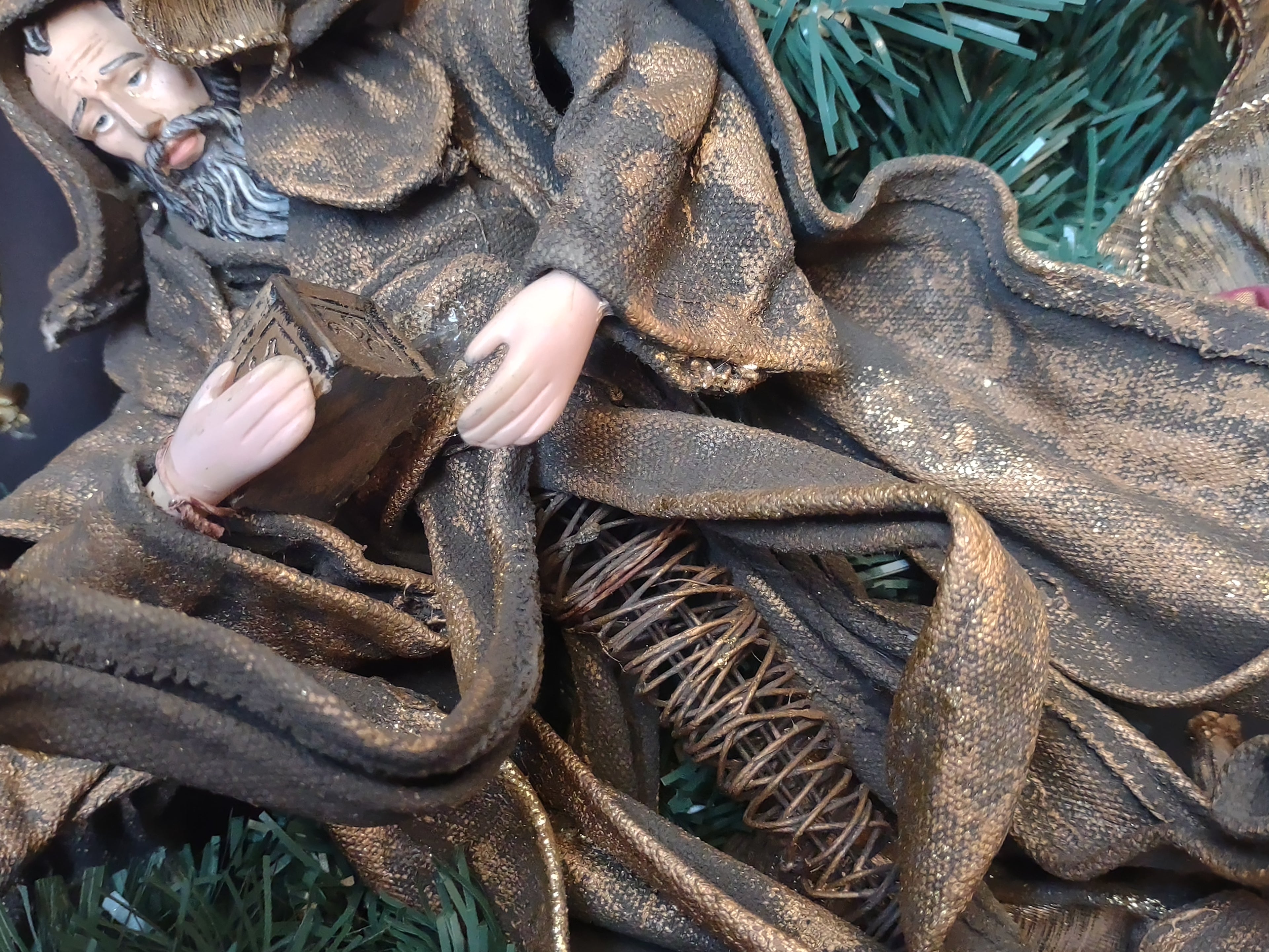 Vintage Artificial Christmas Wreath with Nativity Figurines (lot 1177)