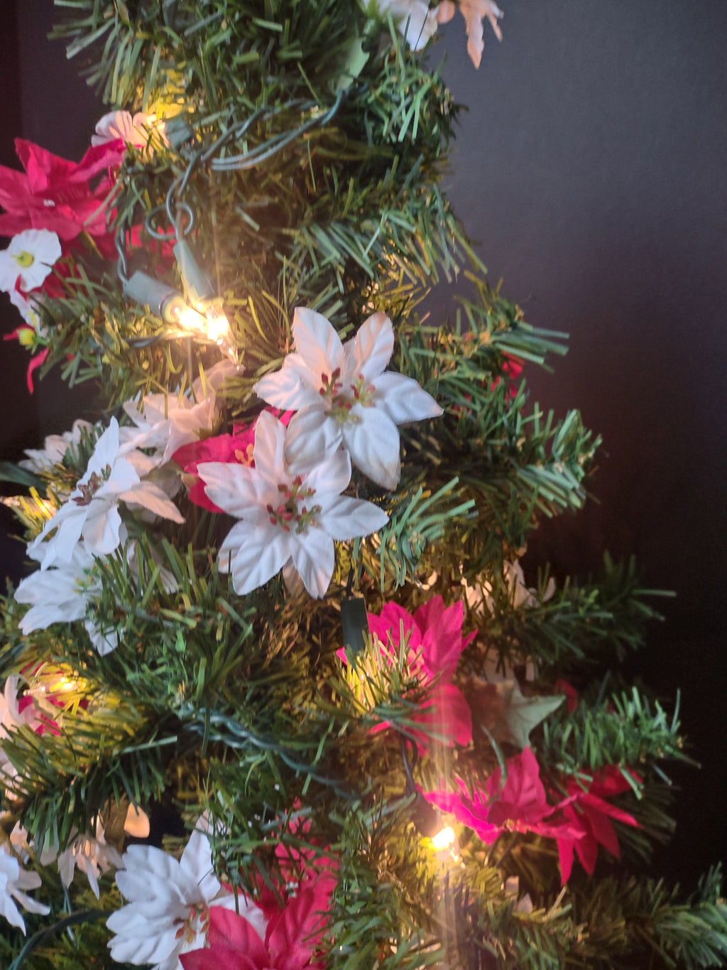 Vintage Artificial Christmas Poinsettia Light Up Tree Wreath Garland (lot 1229)