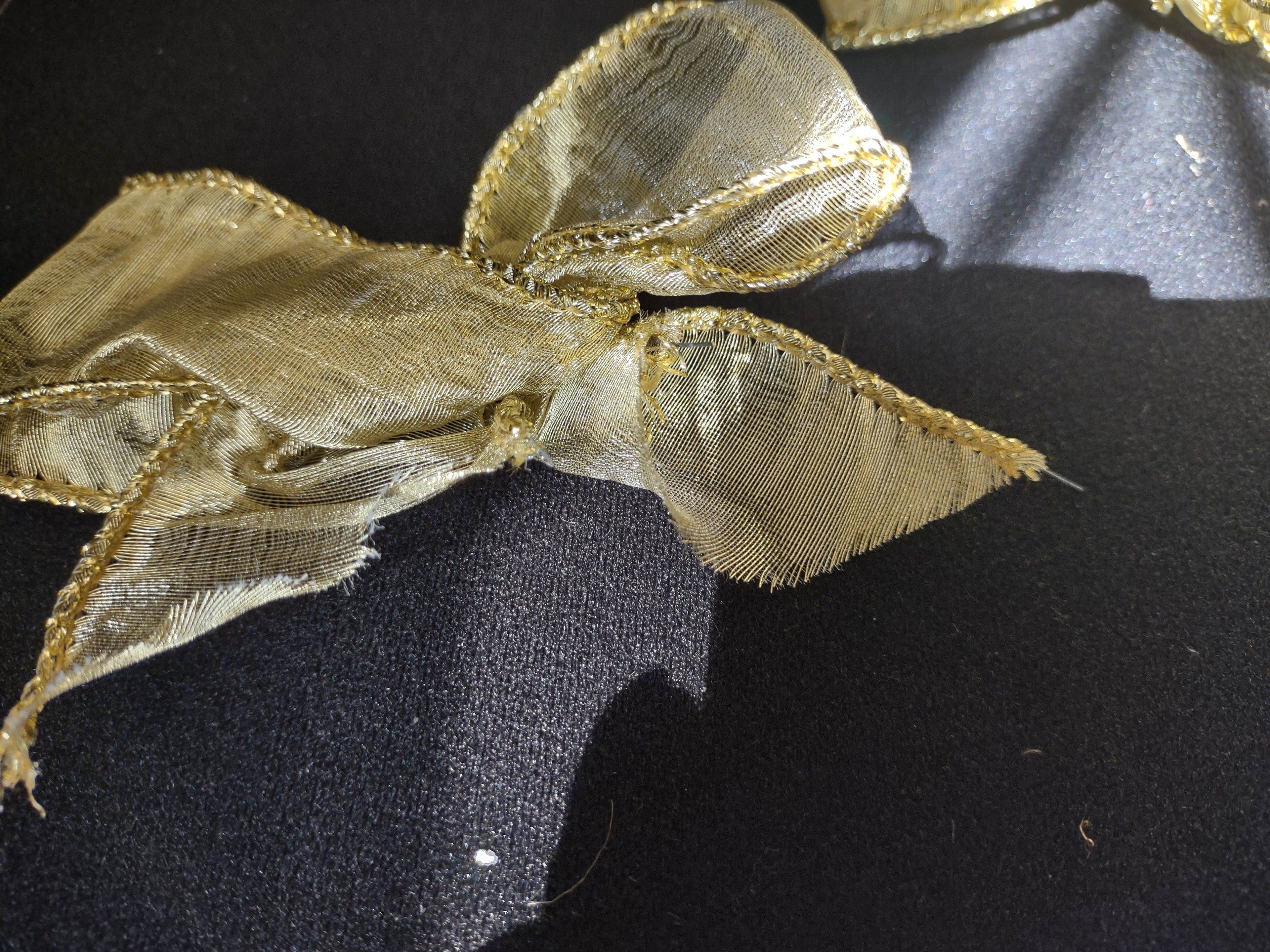 Lot of 27 Golden Ribbon Bows Christmas (lot 1702)