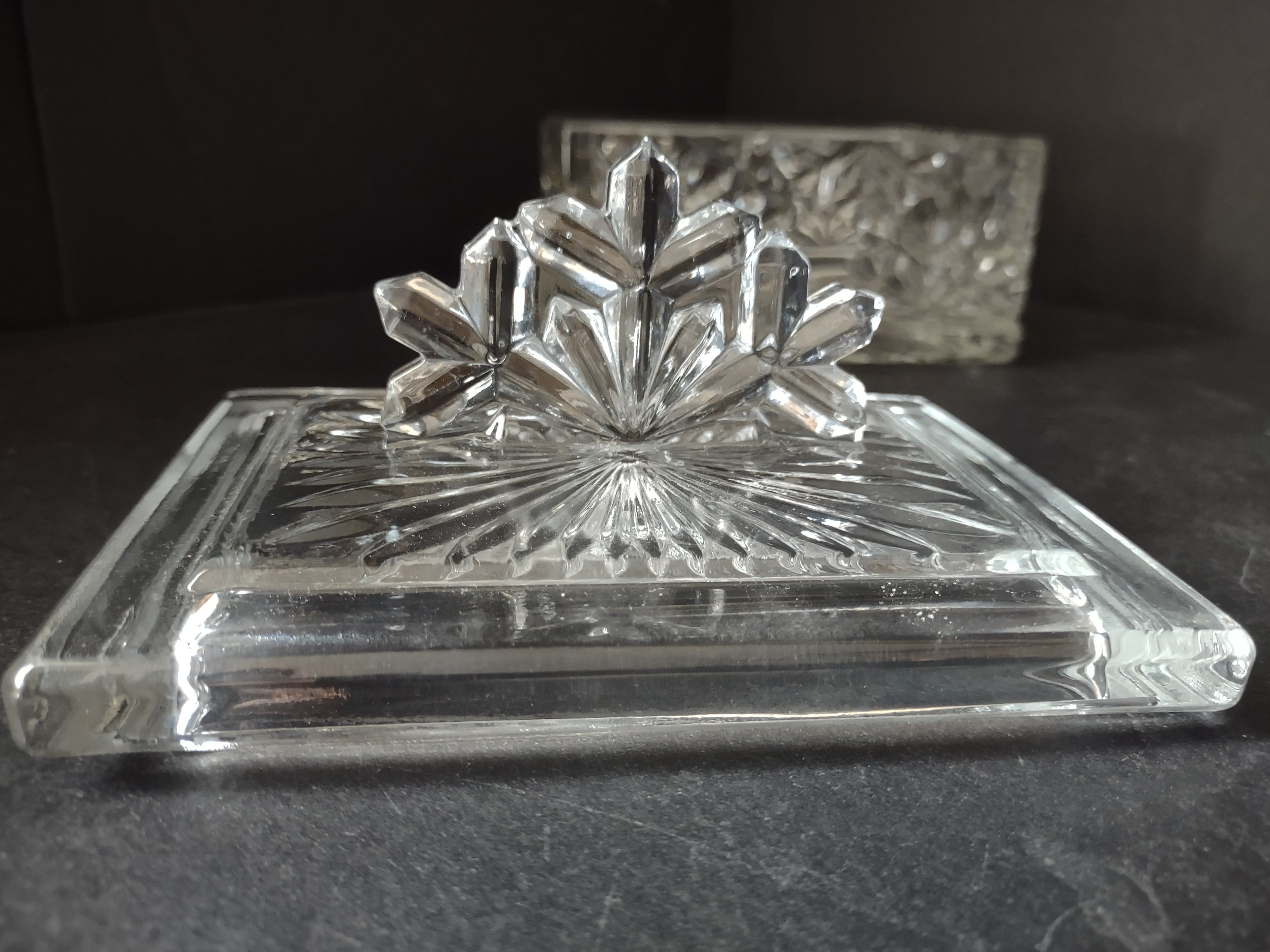 Vintage Snowflakes Christmas Glass Jewelry Box Made in USA (lot 2988c)