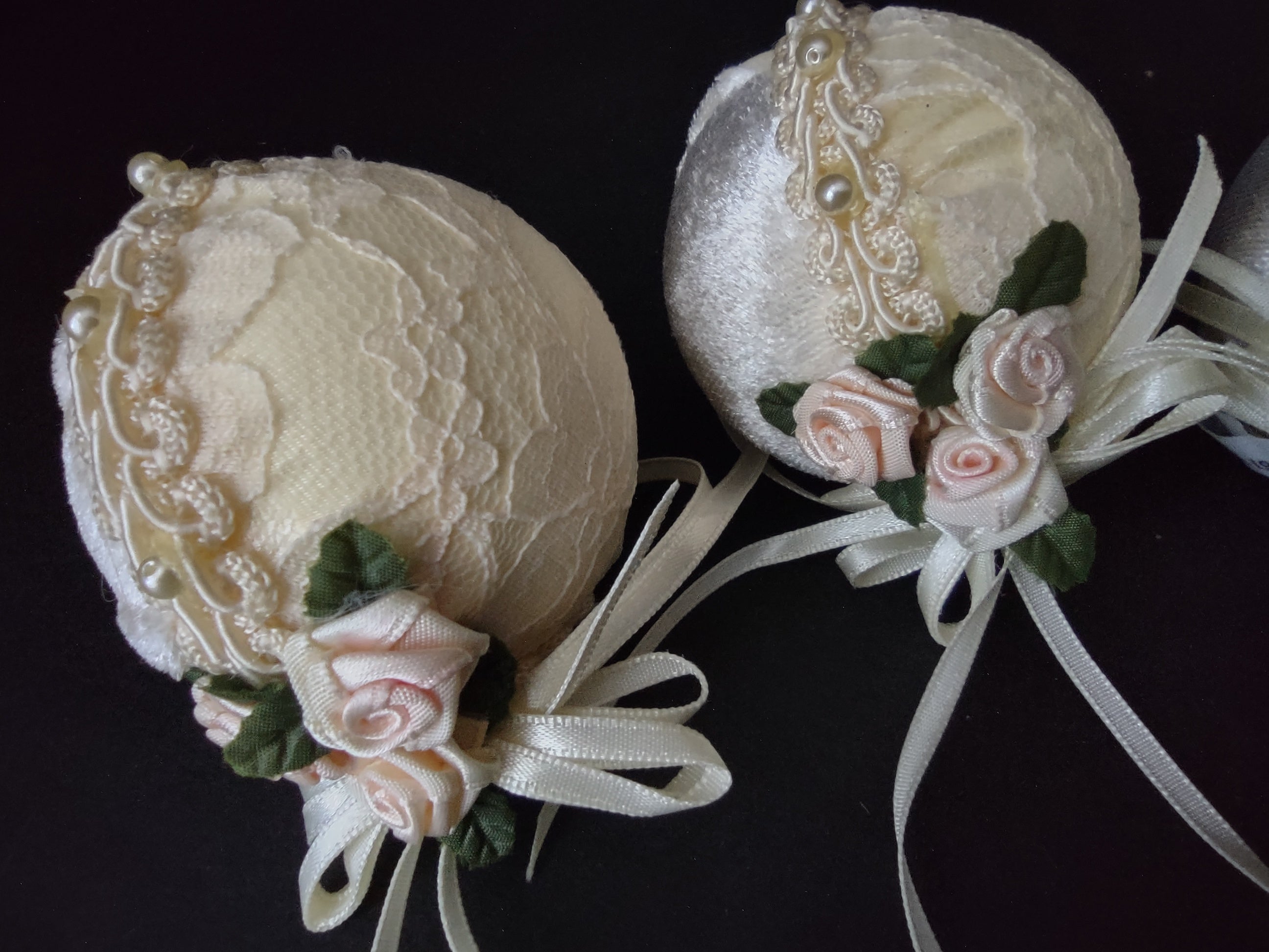 Victorian Ivory Lace Velvet Pearl Rose Christmas Ball Ornament x 4 (lot 1206)
