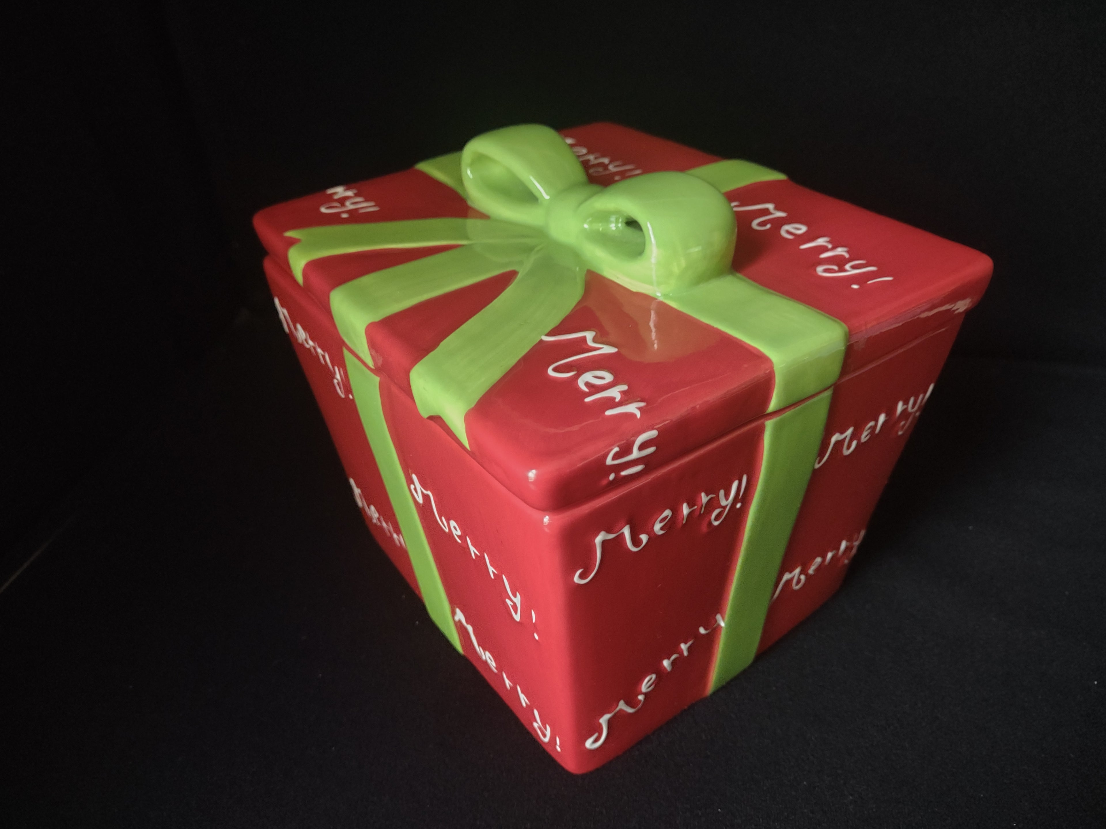 Christmas Gift Box Cookie Jar (lot 1713)