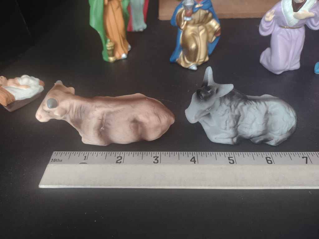 Vintage Japan Nativity Set Ceramic with Creche (lot 2305)