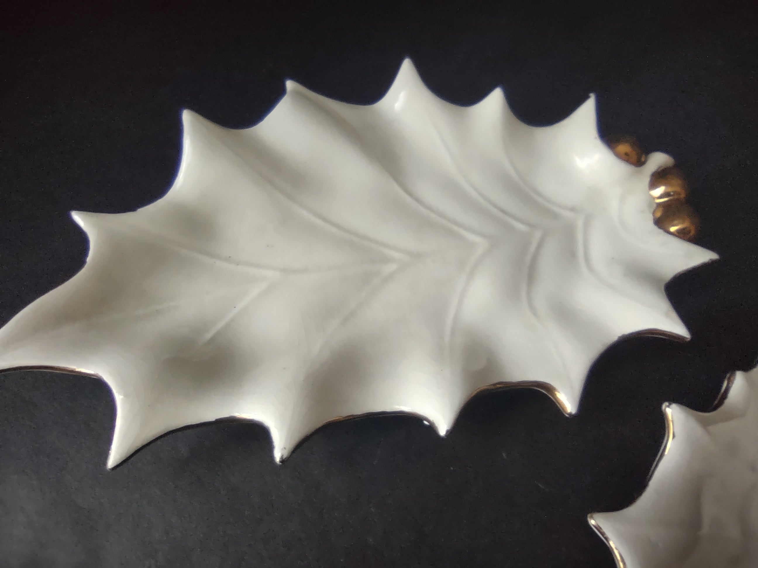 Vintage Three 3 x Ceramic White Gold Holly Leaf Dish (lot 1162)