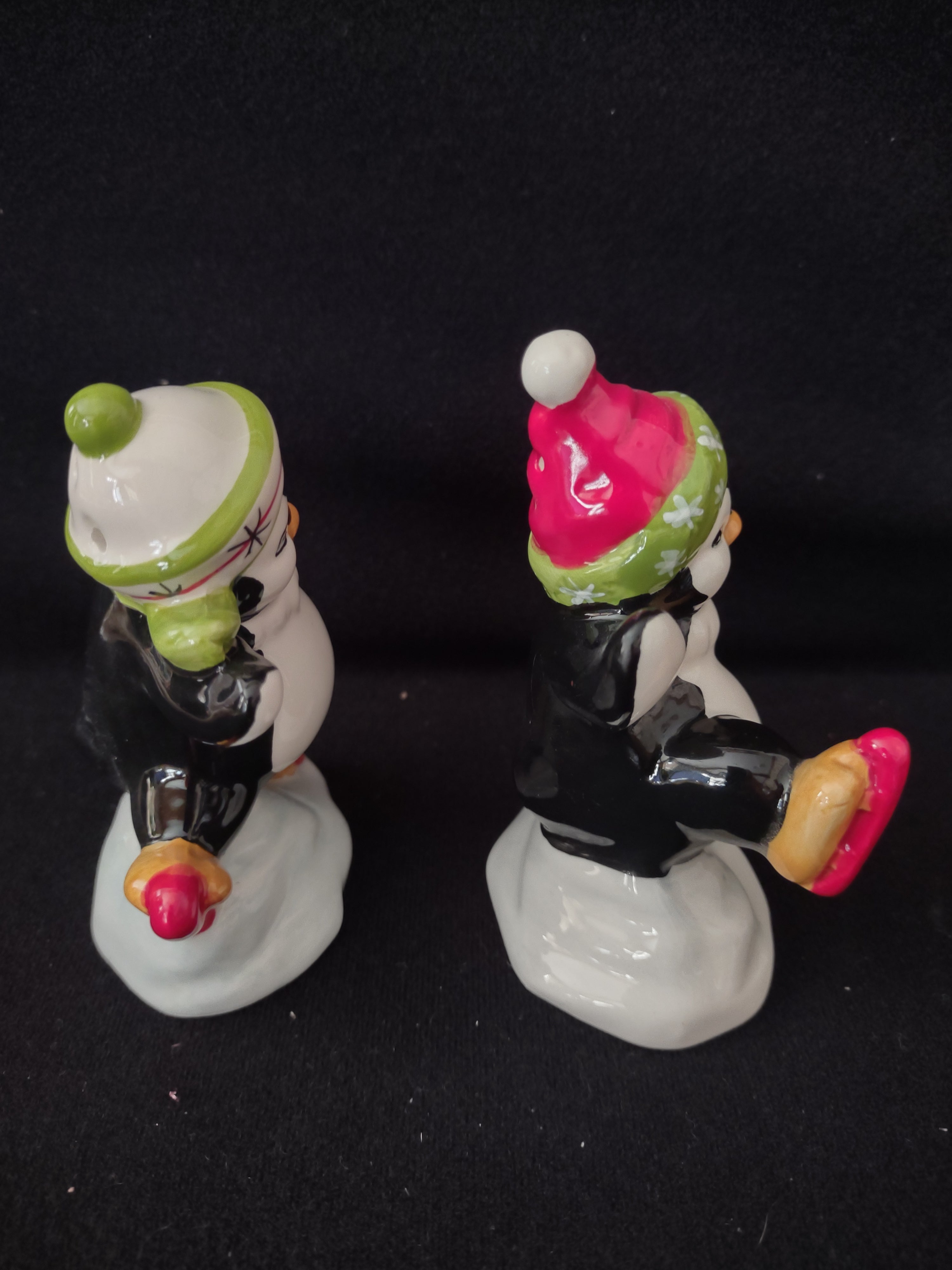 Vintage Christmas Penguins Skates Salt Pepper Set (Lot 4089)