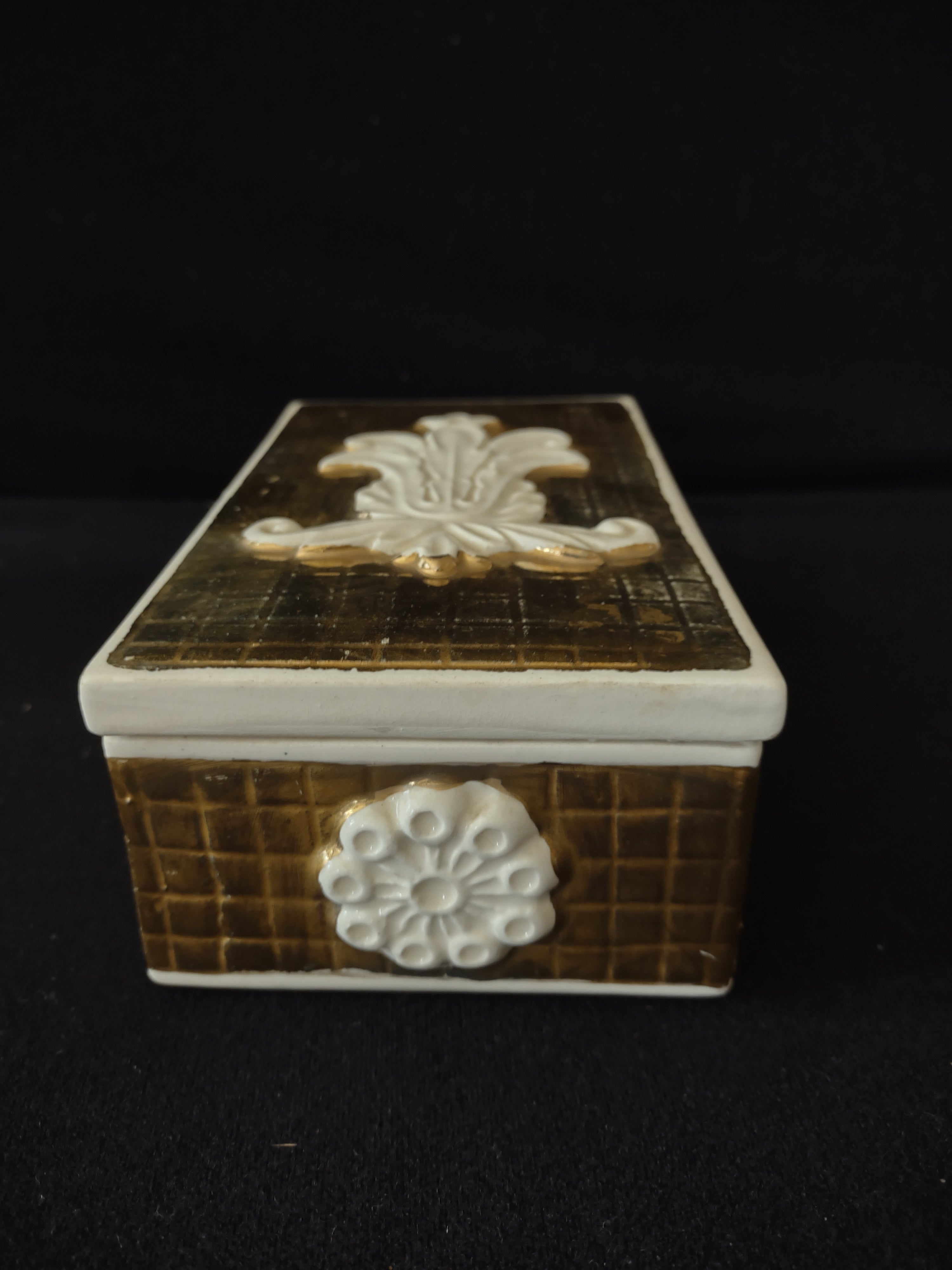 Vintage Trinket Box Raised Patterns Crossed Arrow Mark On Bottom (Lot 3319)