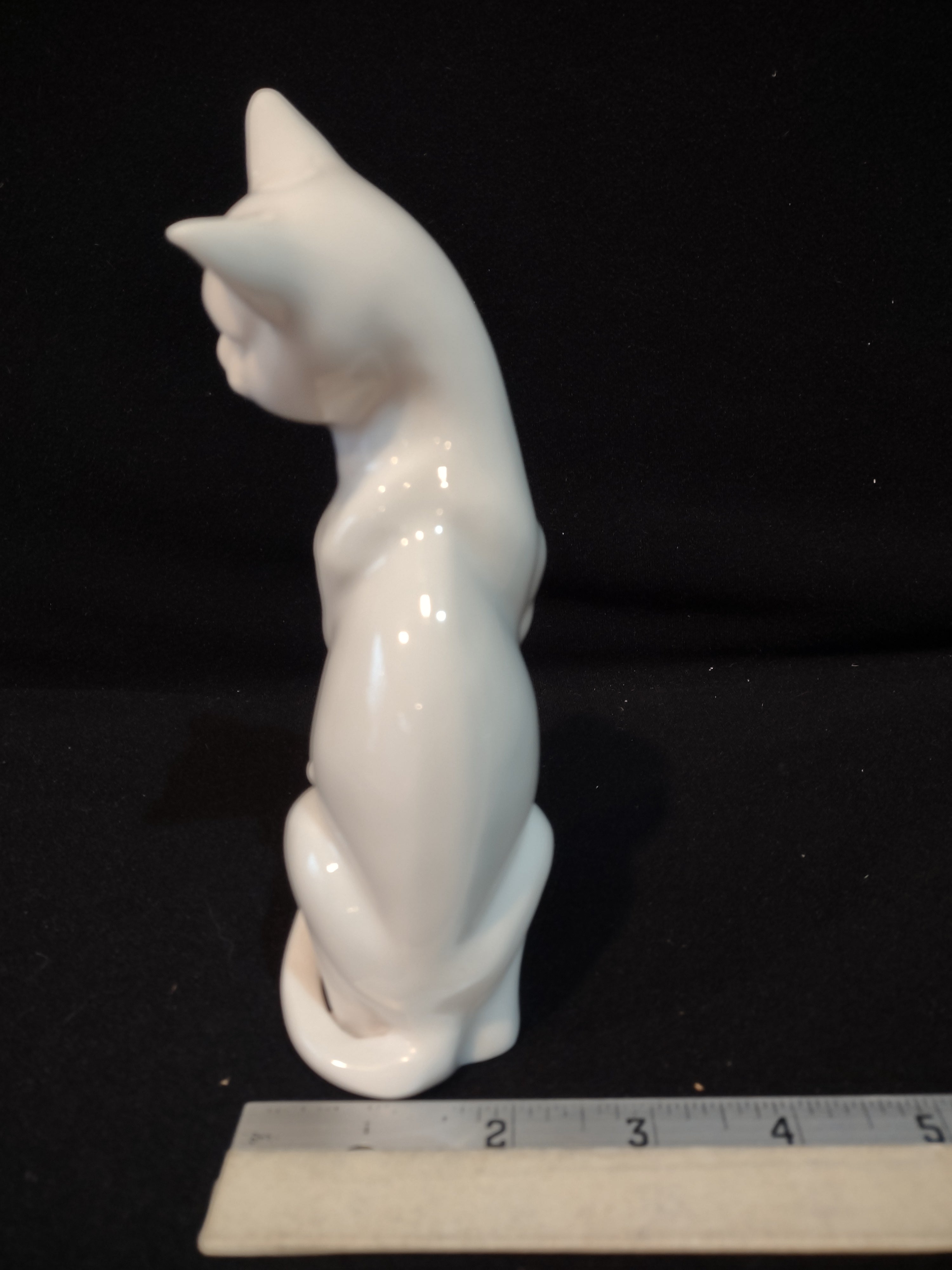 Vintage White Glaze Porcelain 7" Sitting Cat Figurine (Lot 5363)