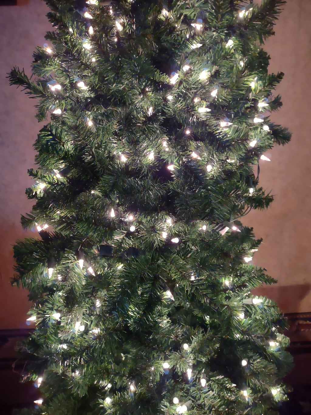 Christmas Slim Artificial Prelit 6 ft Tree (lot 3408)