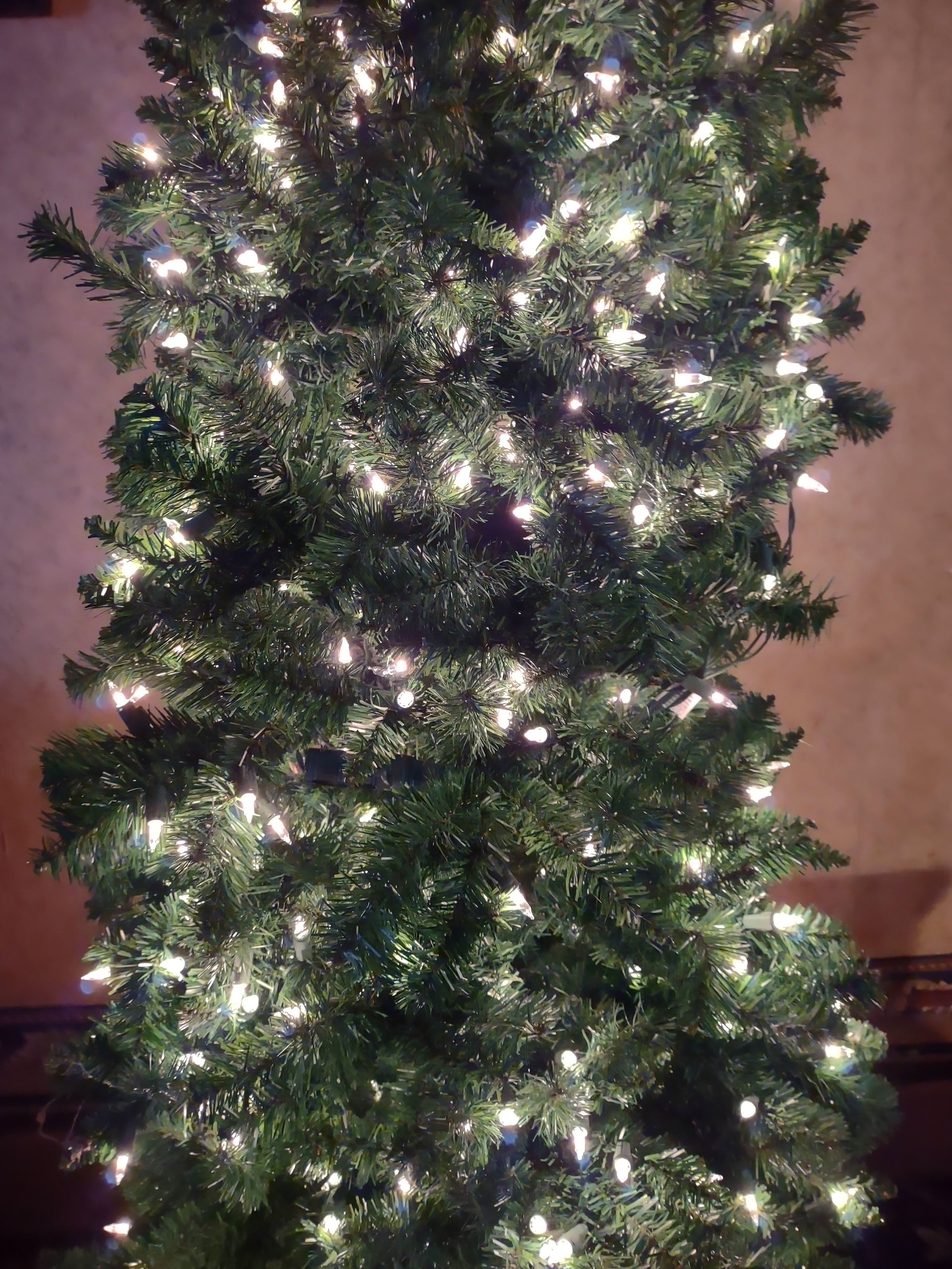 Christmas Slim Artificial Prelit 6 ft Tree (lot 3408)