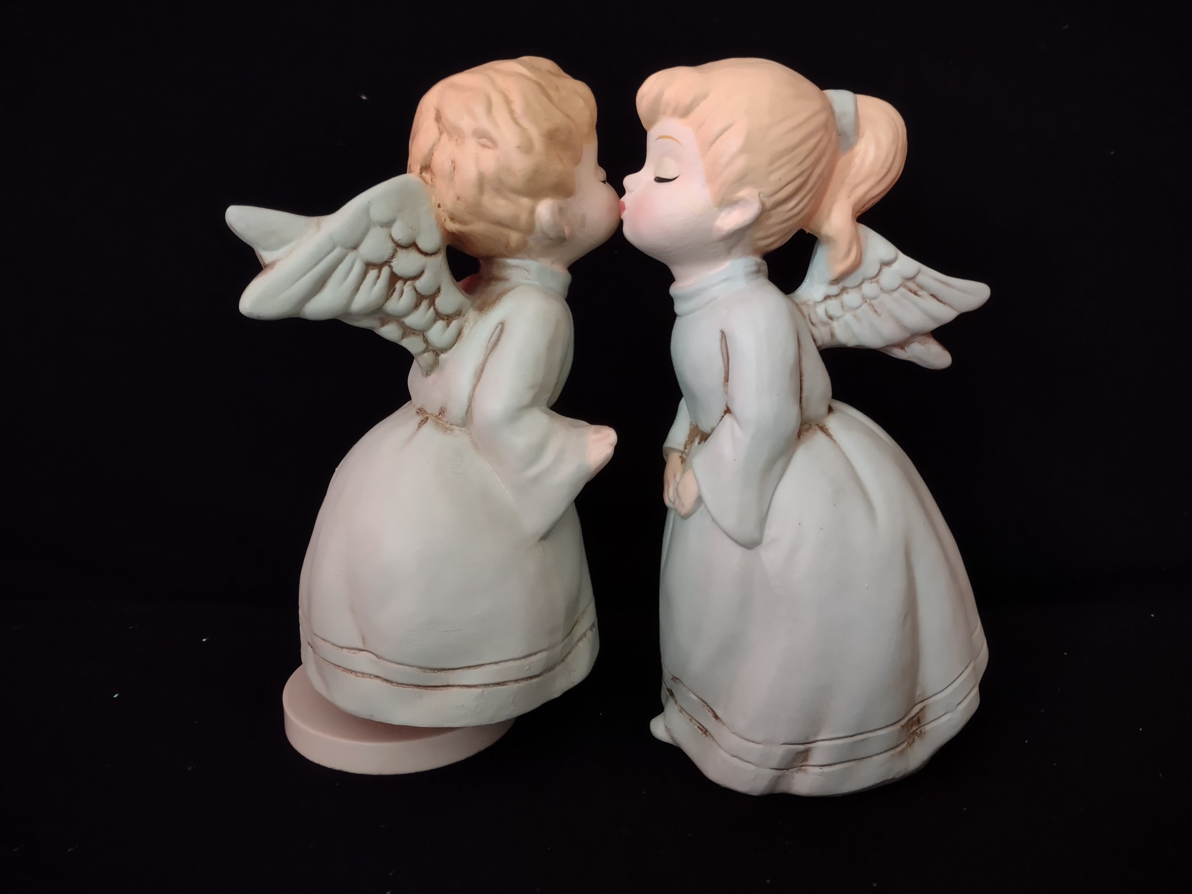 Vintage Ceramic Kissing Angels Japan Musical Where Do I Begin (Lot 3979)