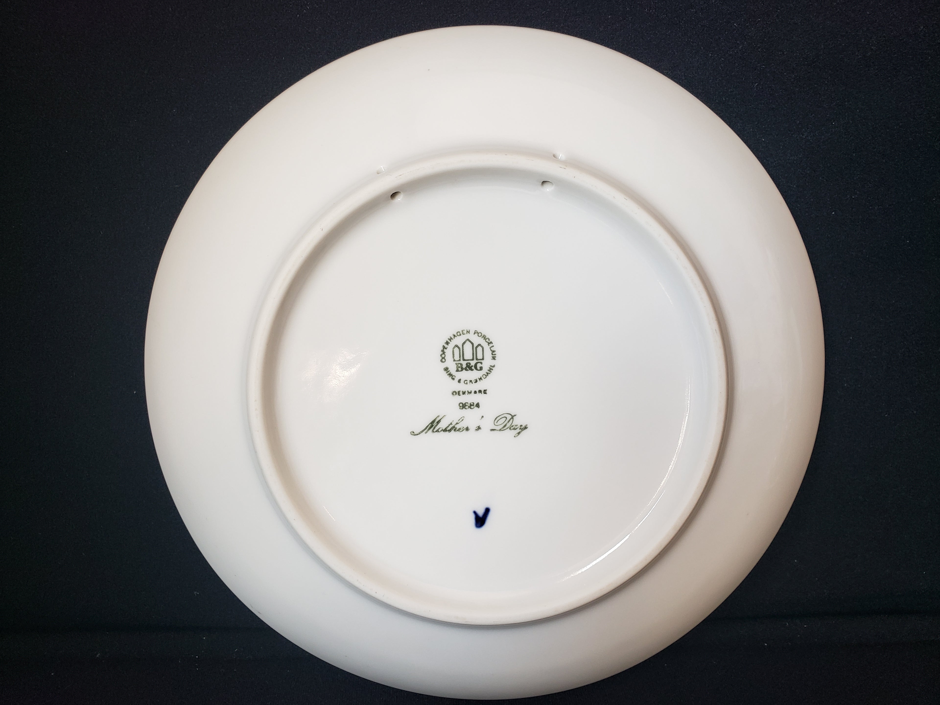 B & G Copenhagen Porcelain Wall Plate Mother's Day Swan Blue (lot 2197)