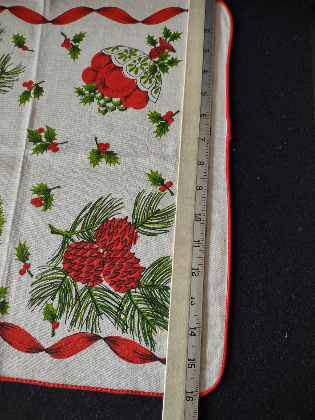 Christmas Napkins Fruit Bowl Holly Ornaments Wreath Set of 4 (Lot 4335)