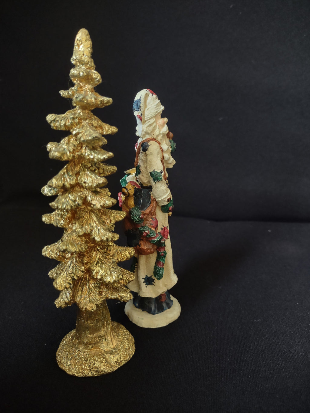 Christmas Decor Santa and Golden Christmas Tree 6" (lot 1718)