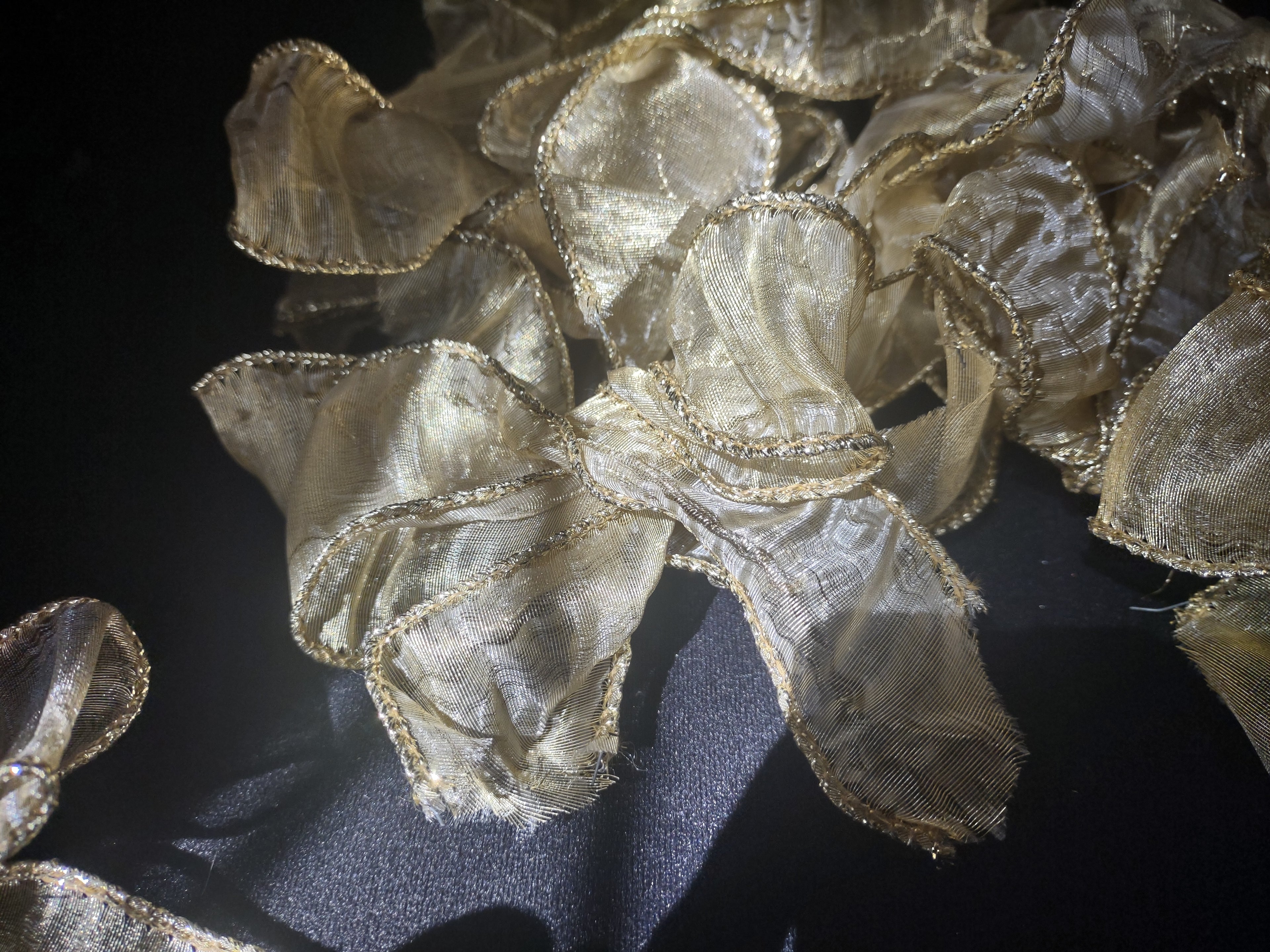 Lot of 27 Golden Ribbon Bows Christmas (lot 1702)