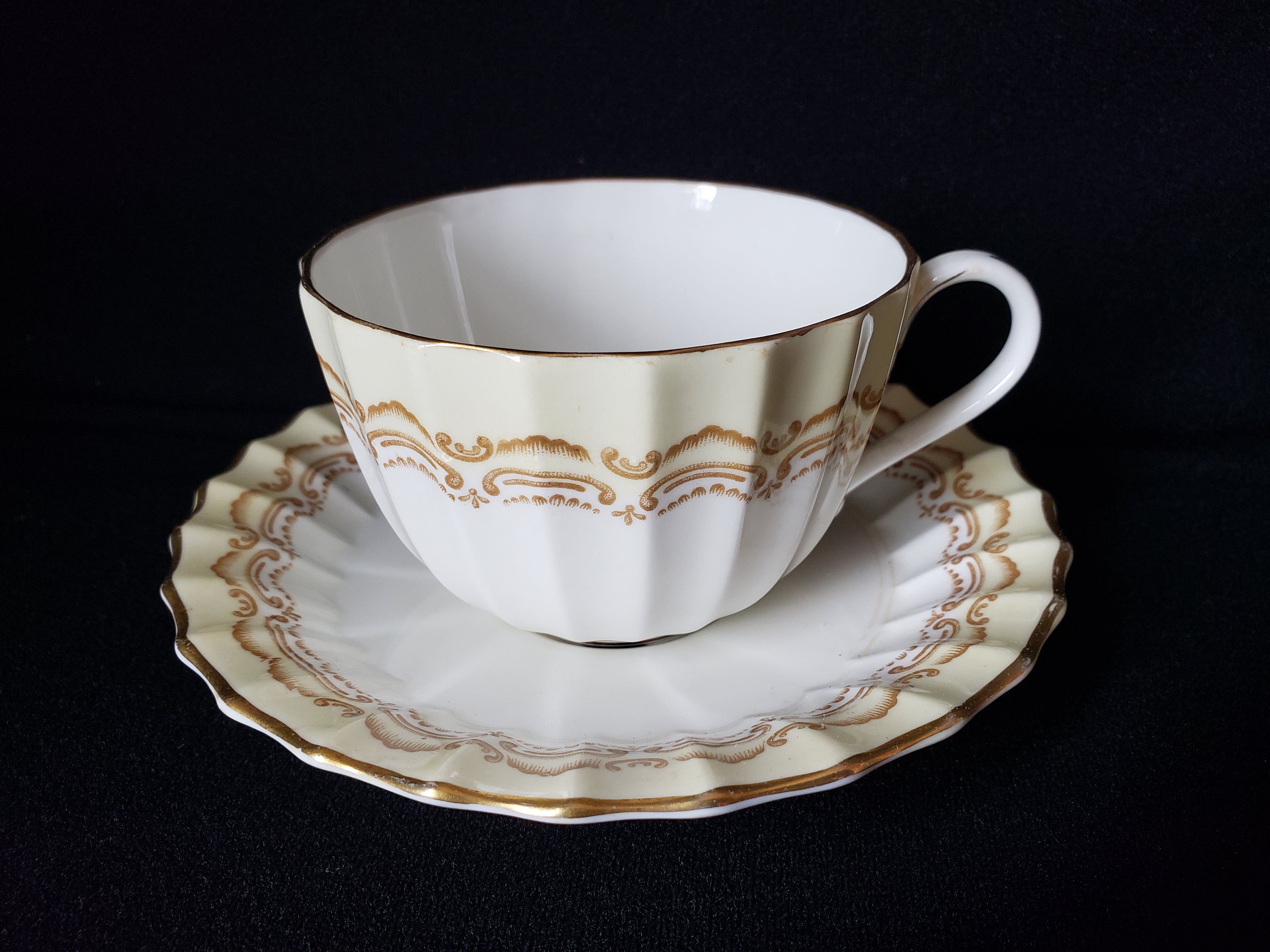Vintage Royal Worcester Cromwell Tea Cup (lot 2100)