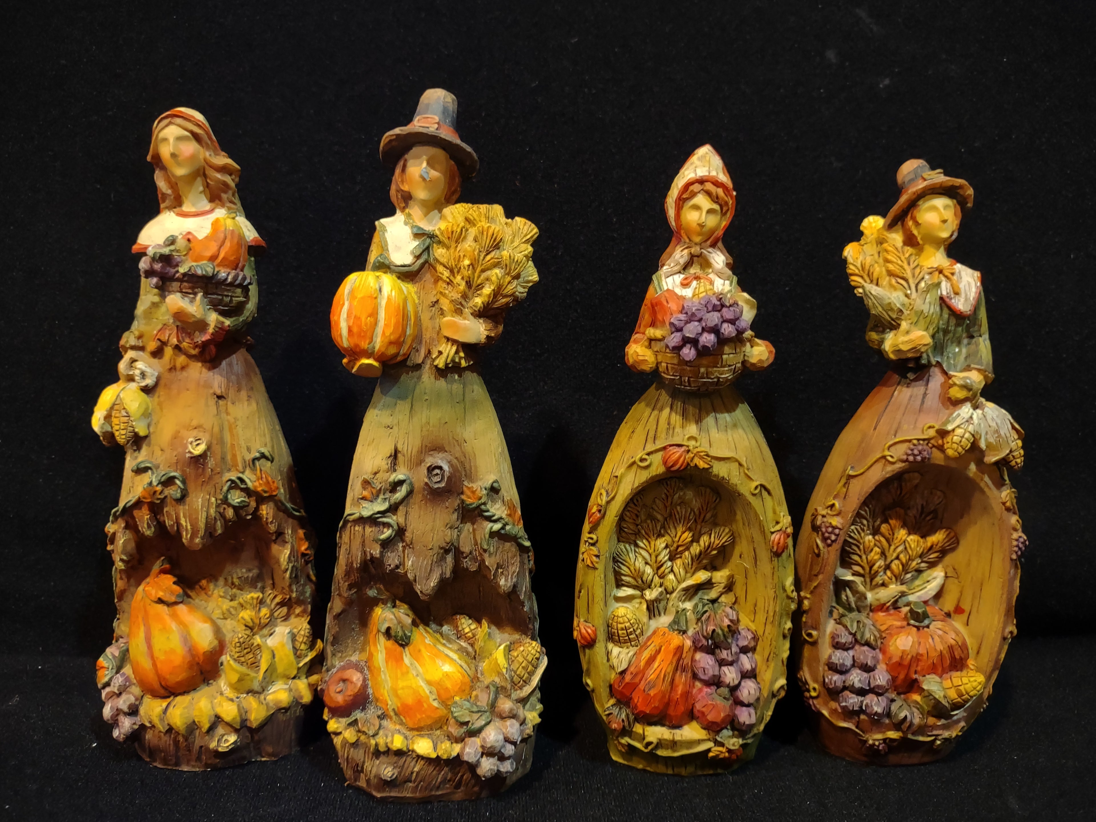 Thanksgiving Holiday Pilgrim Family Pumpkins Grapes Corn Wheat (Lot 4609)