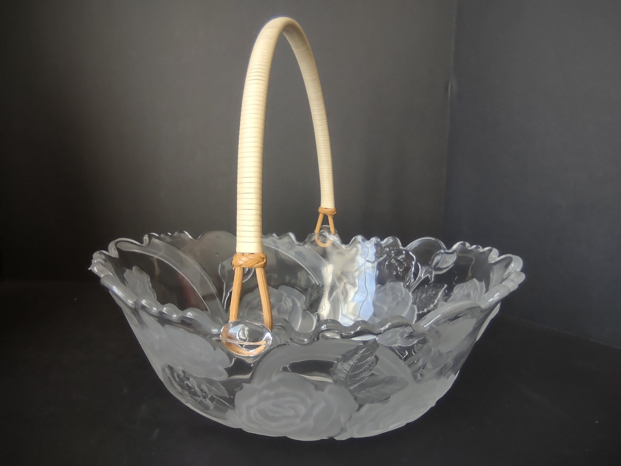 Von Maur Wedding Basket Roses Etched Glass (lot 2663)