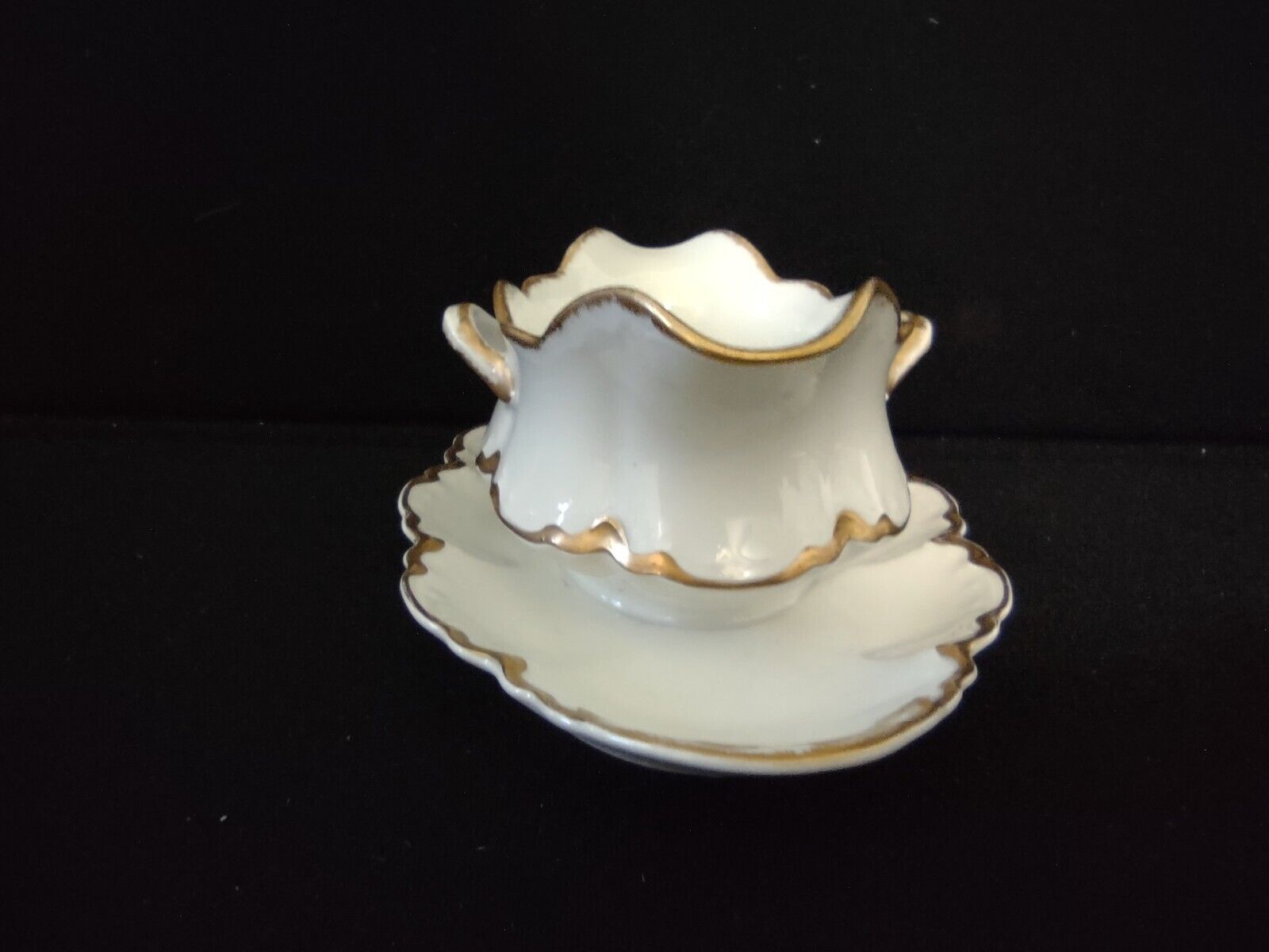Haviland Limoges Gravy Boat Plate Attached Gold Trim (lot 306)