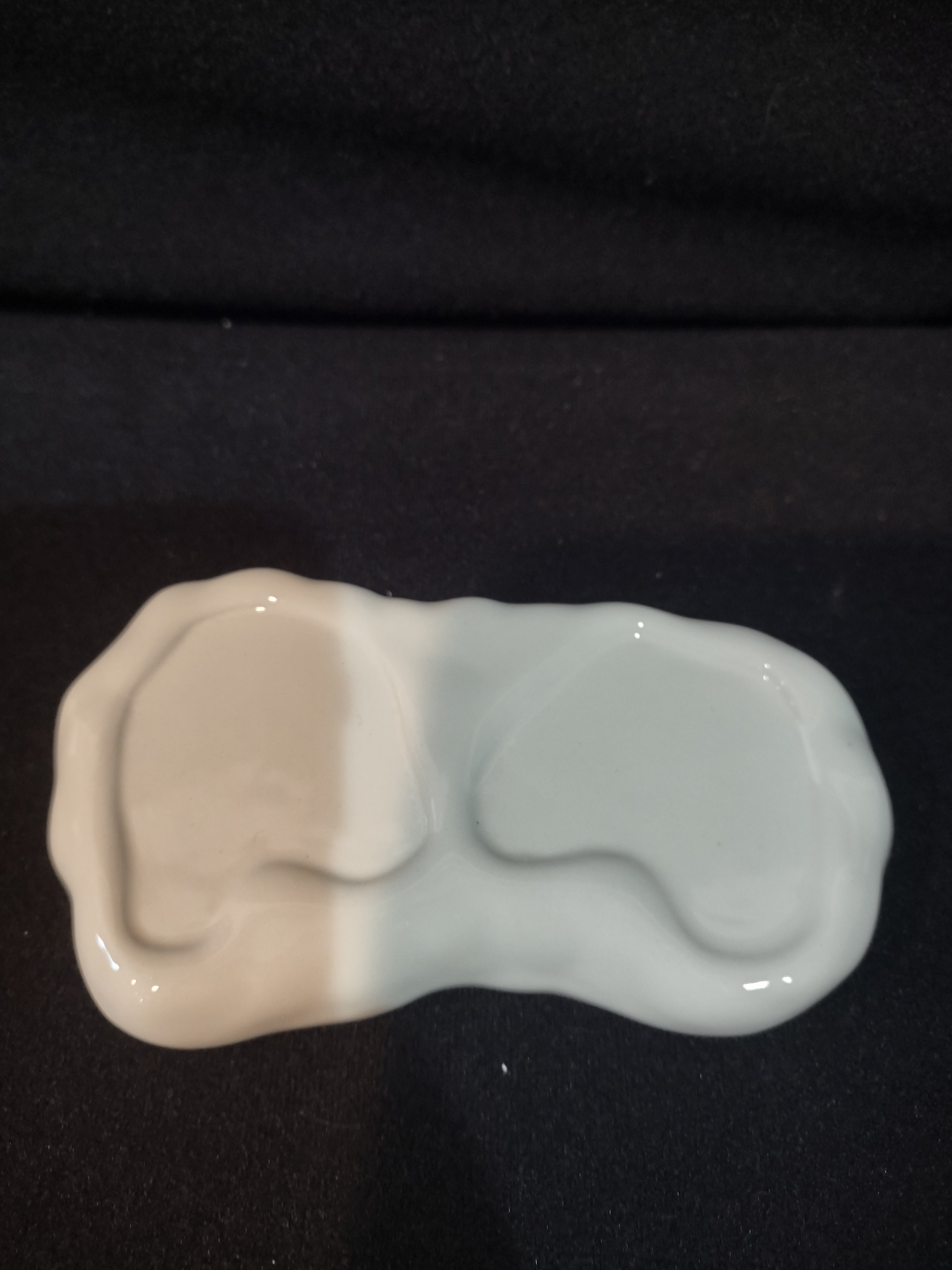Christmas Holiday Ceramic Penguin Skates Salt Pepper Holder (Lot 4095)