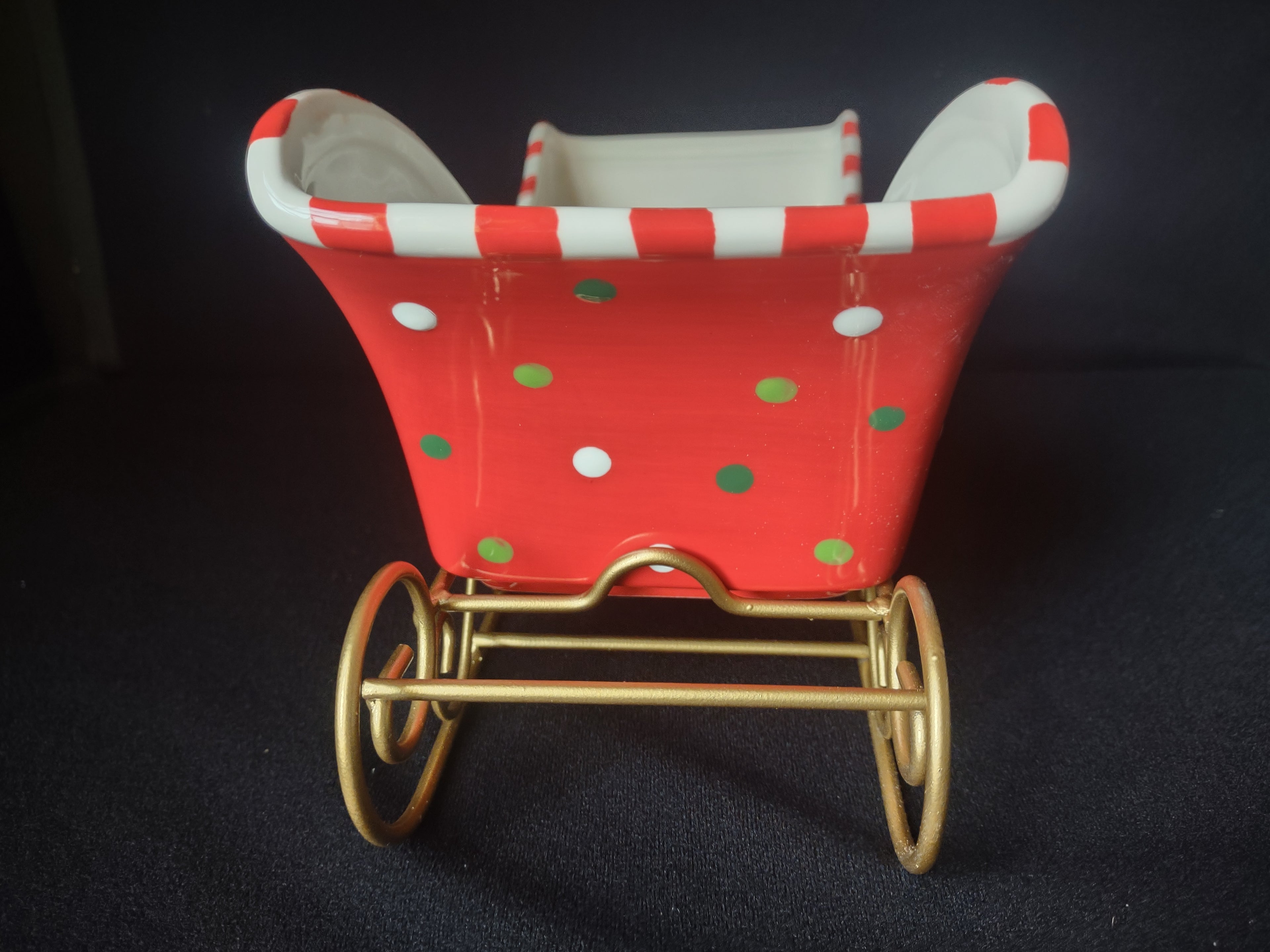 Christmas Ceramic Sleigh Bowl with Stand (lot 1592)
