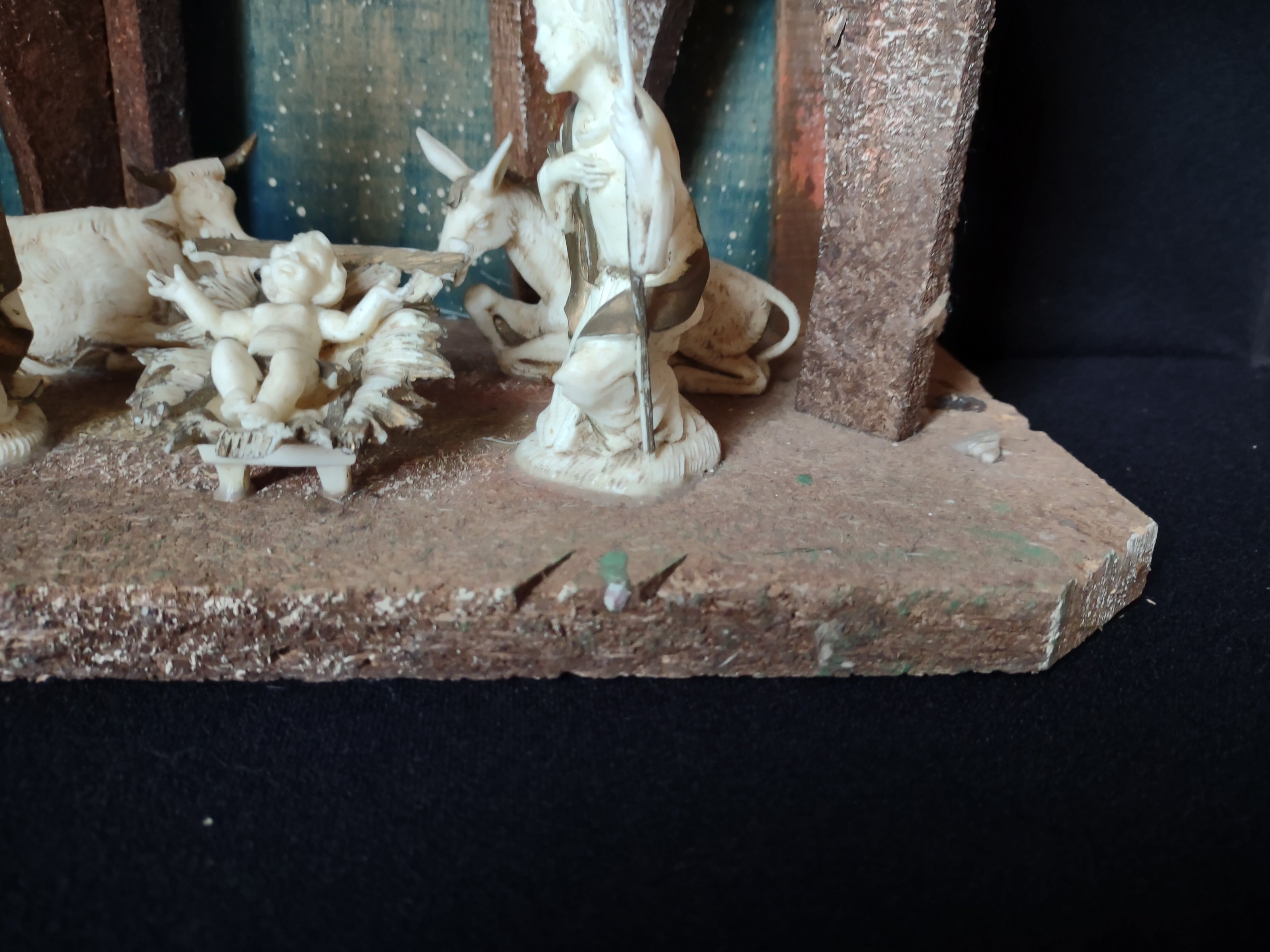 Christmas Nativity Scene Figurines Attached (lot 1596)