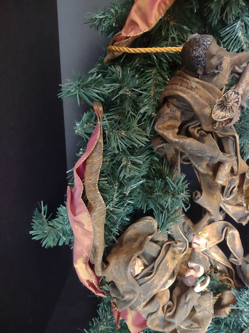 Vintage Artificial Christmas Wreath with Nativity Figurines (lot 1177)