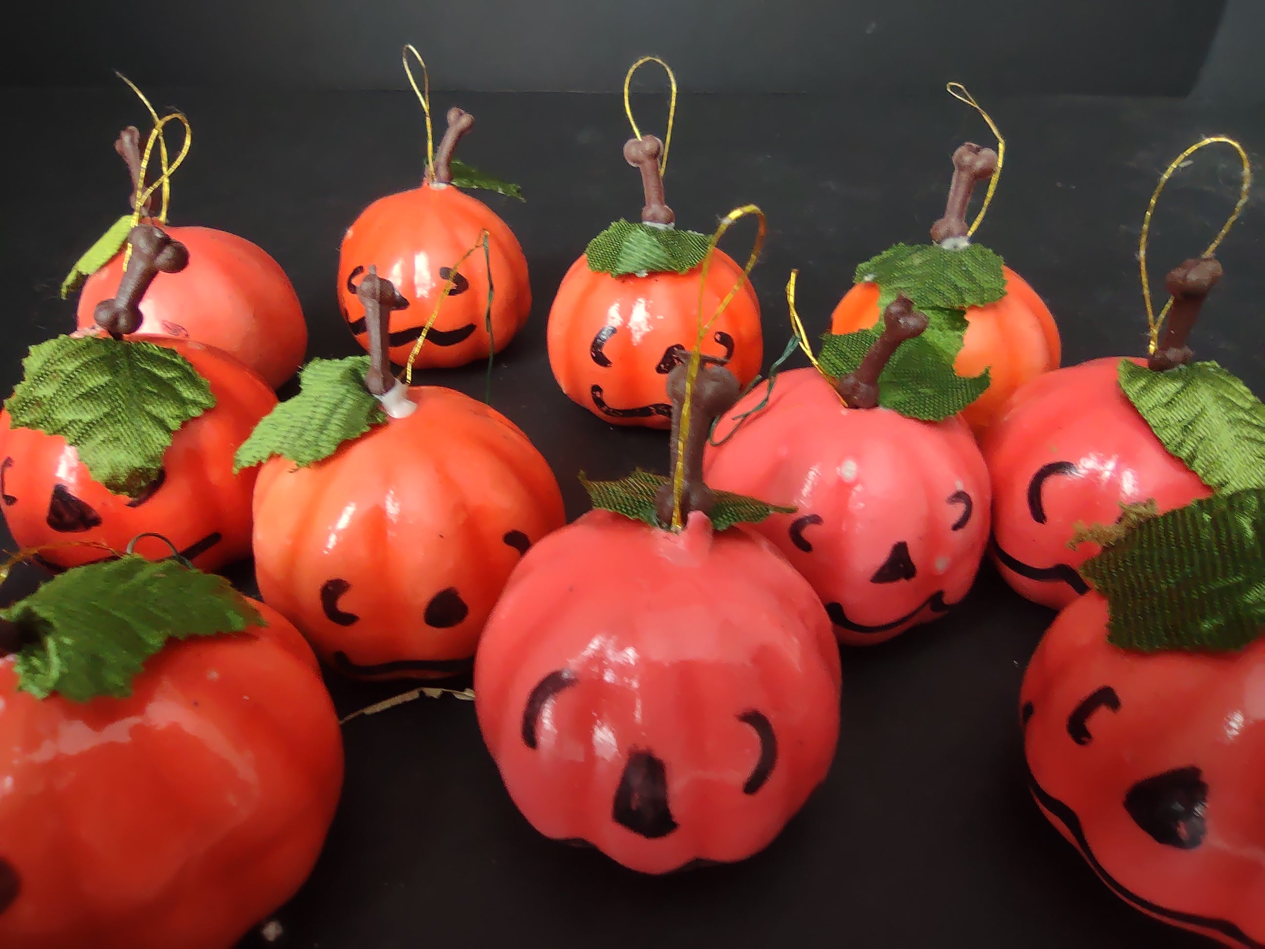 13 x Halloween Plastic Small Pumpkin Hanging Ornaments (lot 1144)