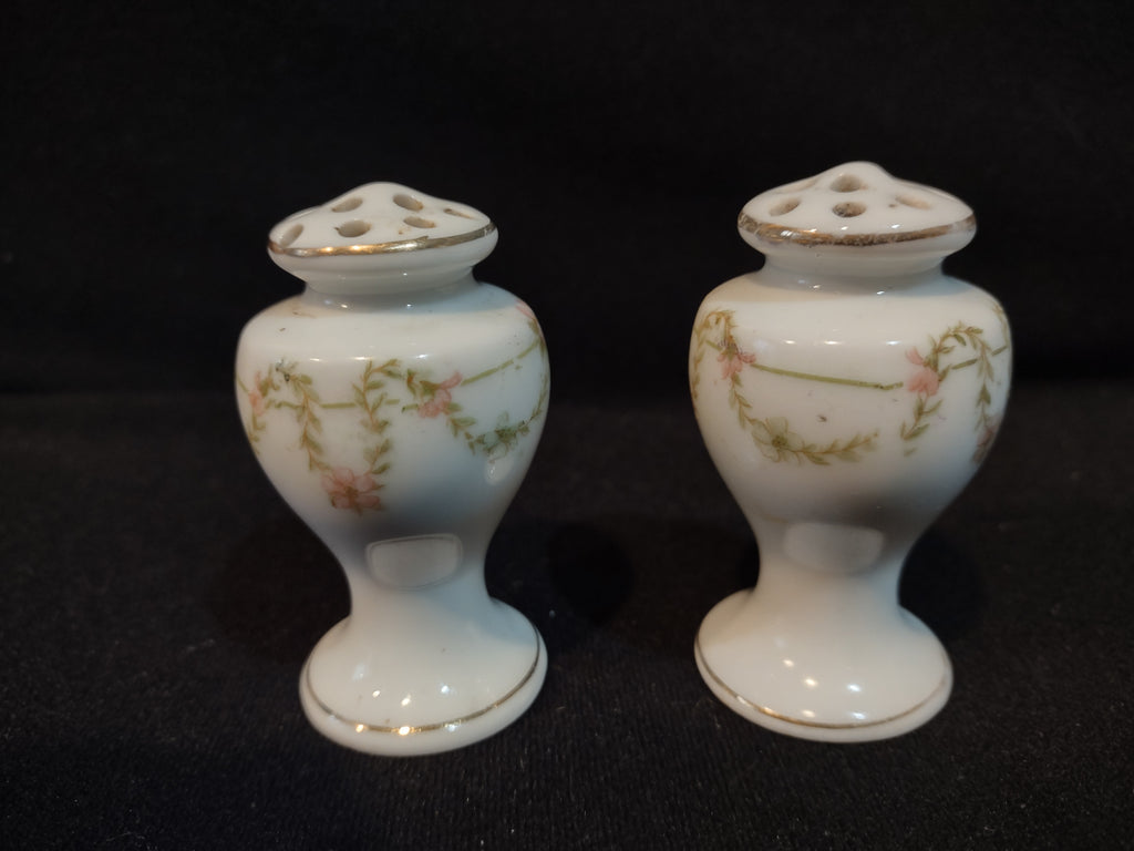 Vintage Small Salt and Pepper Shaker Japan Garland Floral (lot 5368)