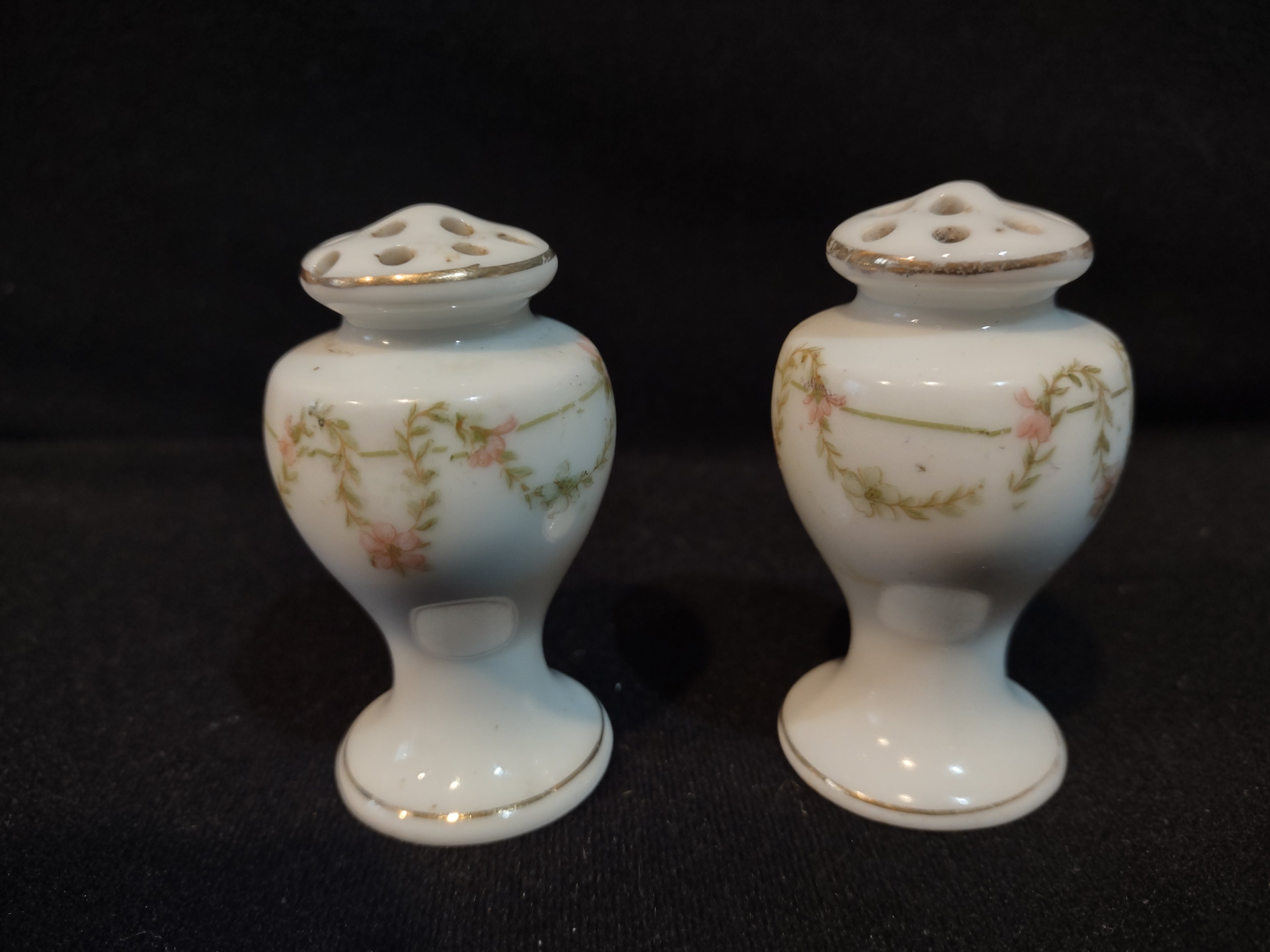 Vintage Small Salt and Pepper Shaker Japan Garland Floral (lot 5368)