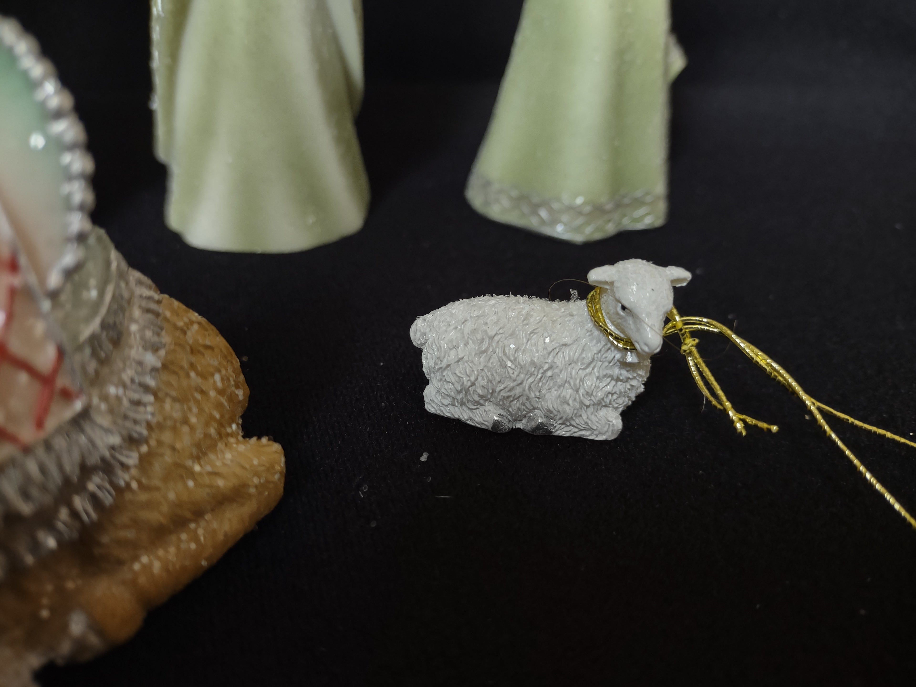 Nativity Hawthorne Village King Gaspar Melchior Lady w Urns Camel Lamb (lot 2288)