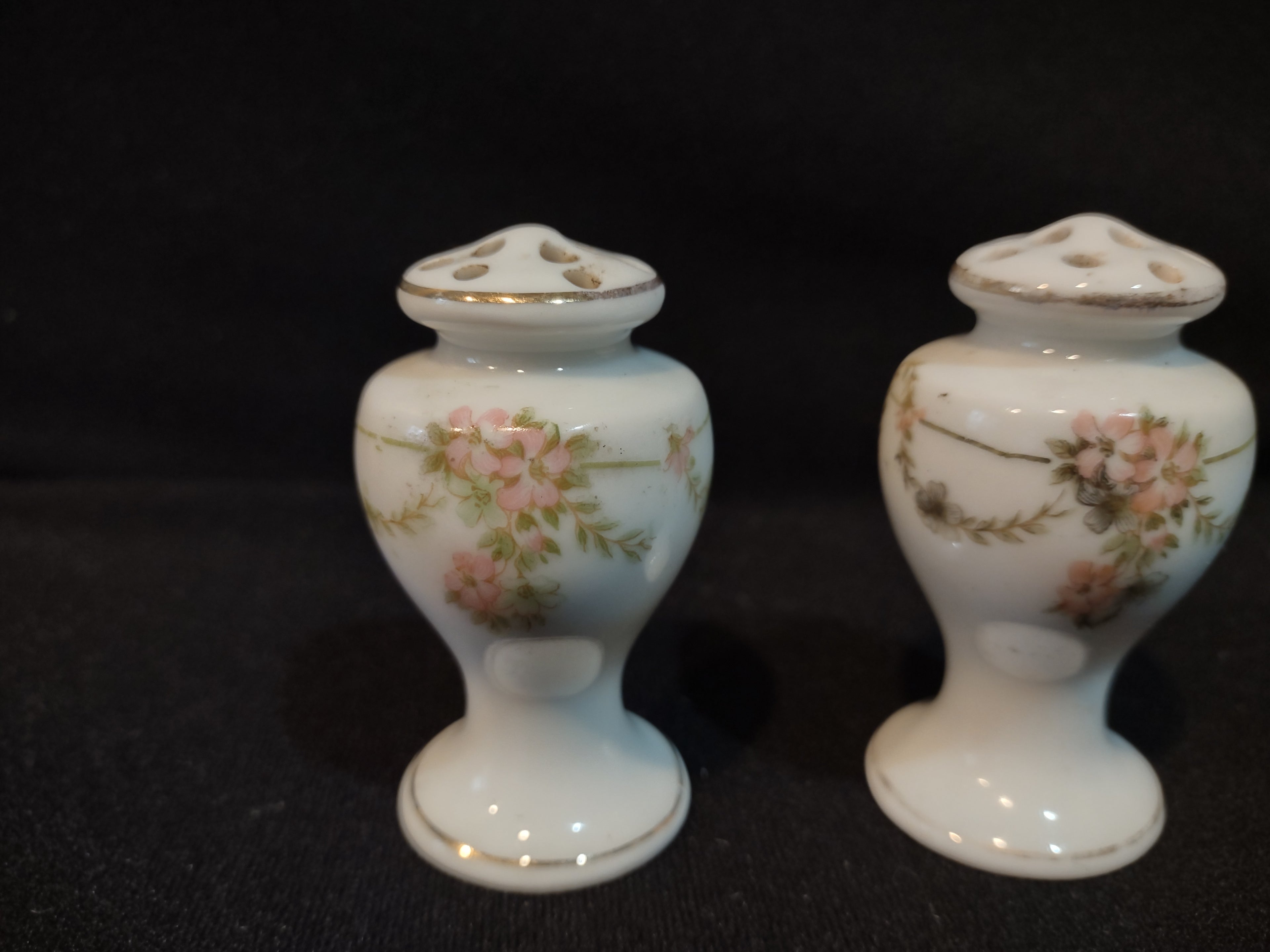 Vintage Small Salt and Pepper Shaker Japan Garland Floral (lot 5368)