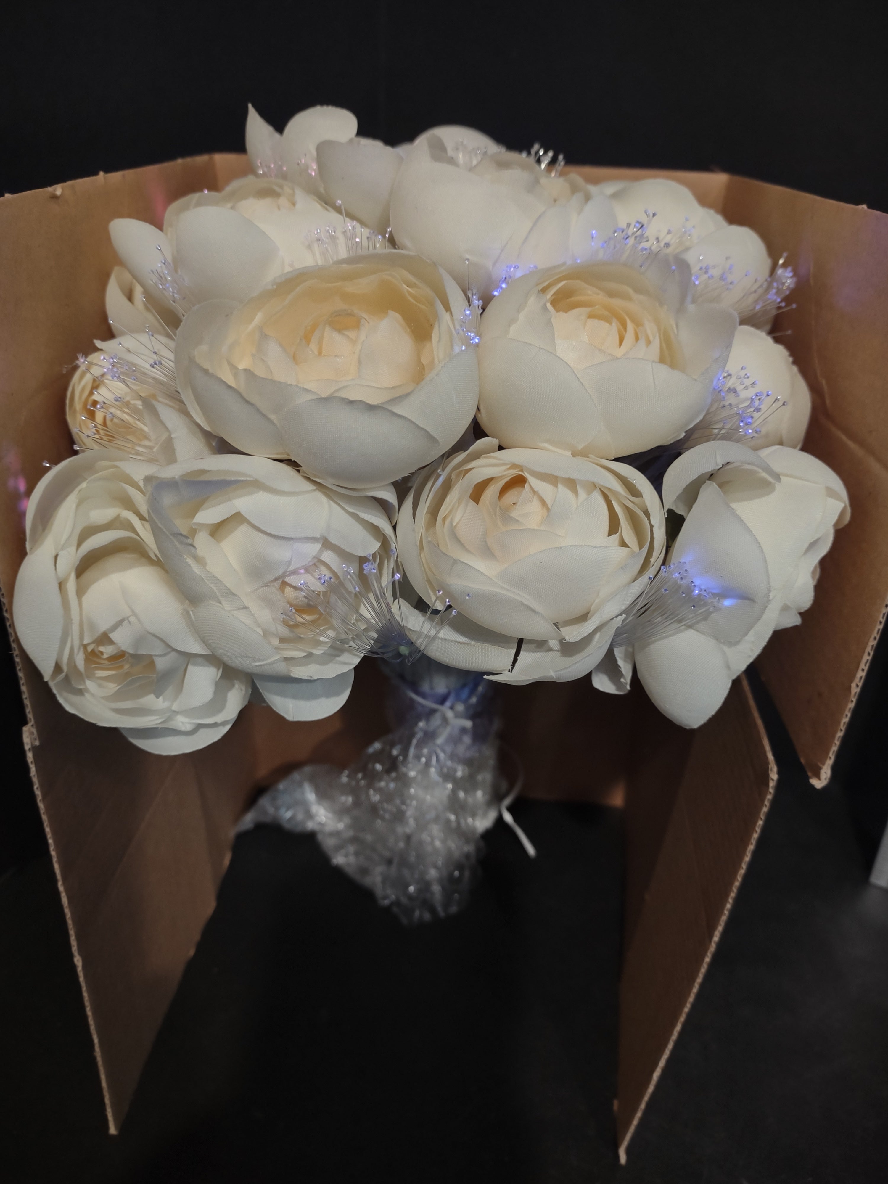 Avon Valentine's Day Fiber Optic Bouquet Flowers White Ranunculus (lot 2553j)