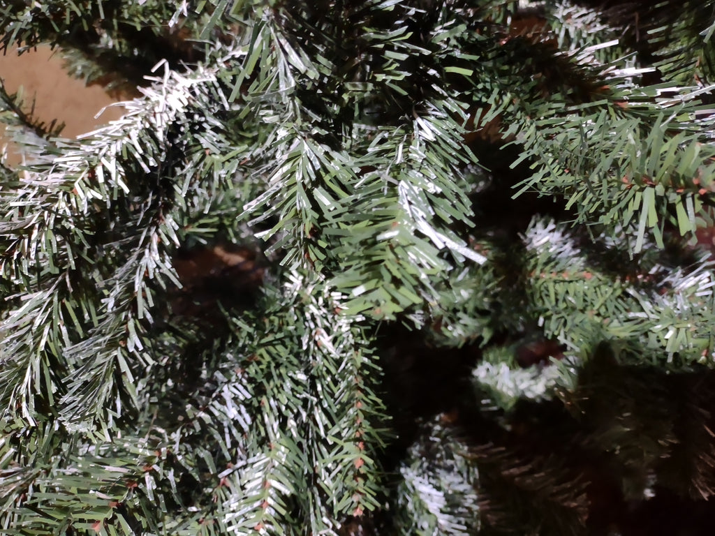 Christmas Artificial Green No Lights Sprayed with Snow (lot 3382)
