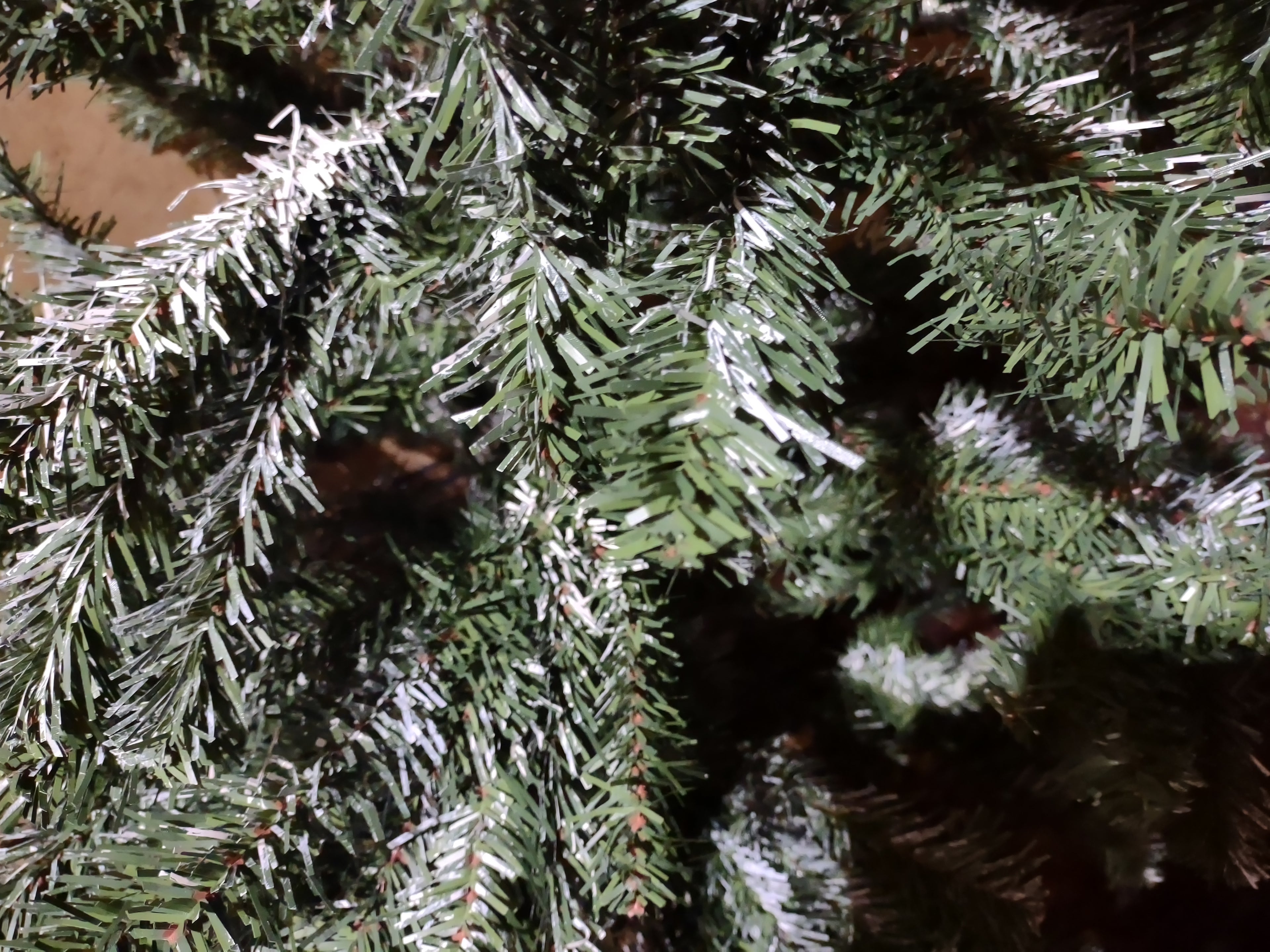 Christmas Artificial Green No Lights Sprayed with Snow (lot 3382)