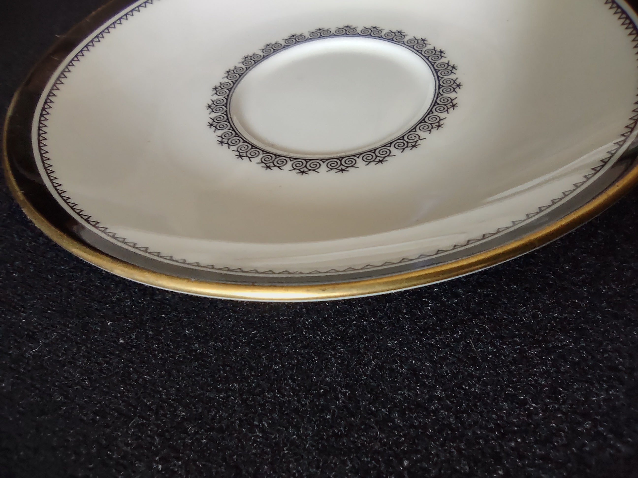 Vintage Spode Saucer Bone China Camelot Gold Trim (Lot 5738)