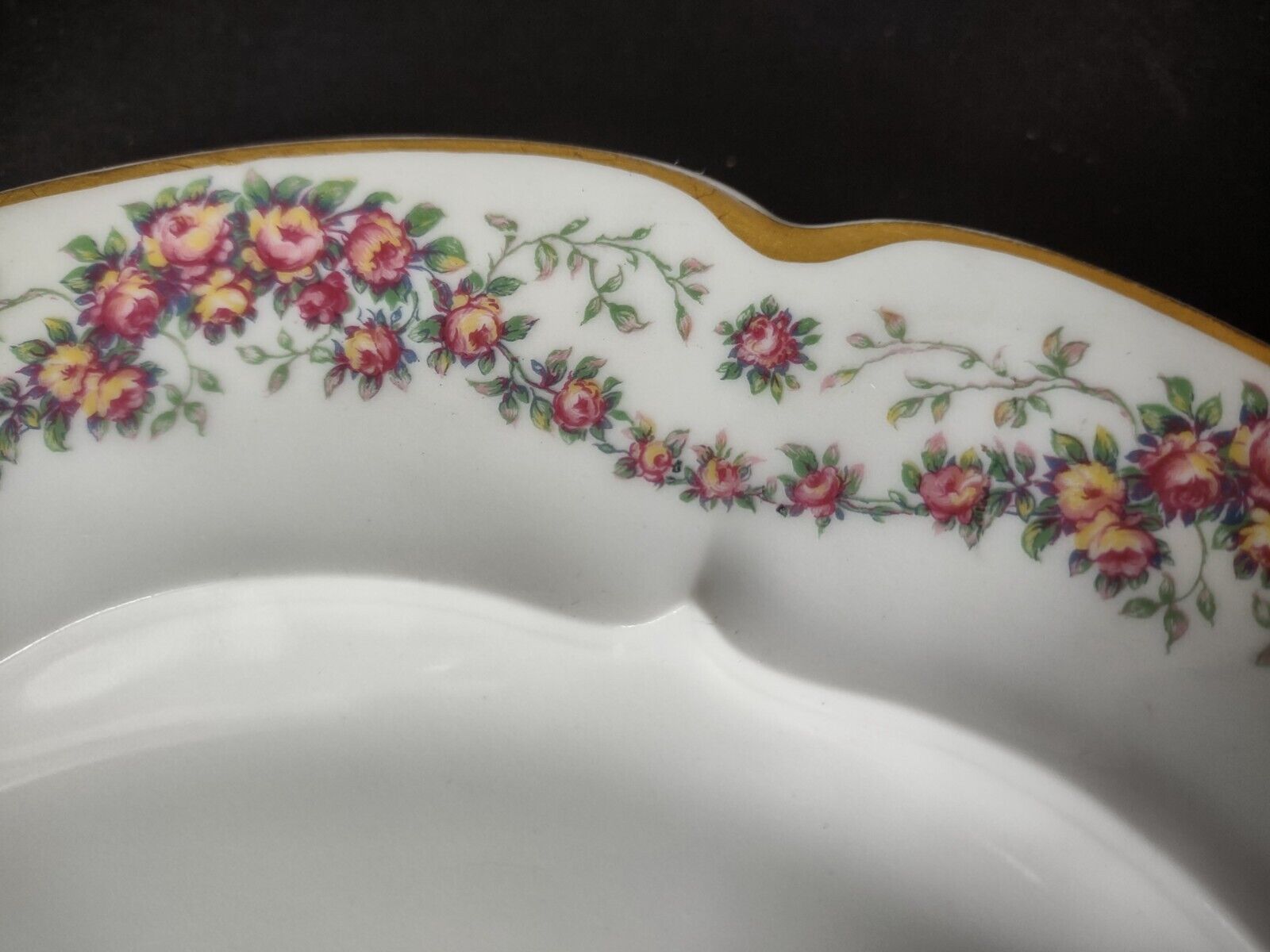 Haviland Limoges Red Rose Garland White Dinner Plate 9-3/4" (lot 355)