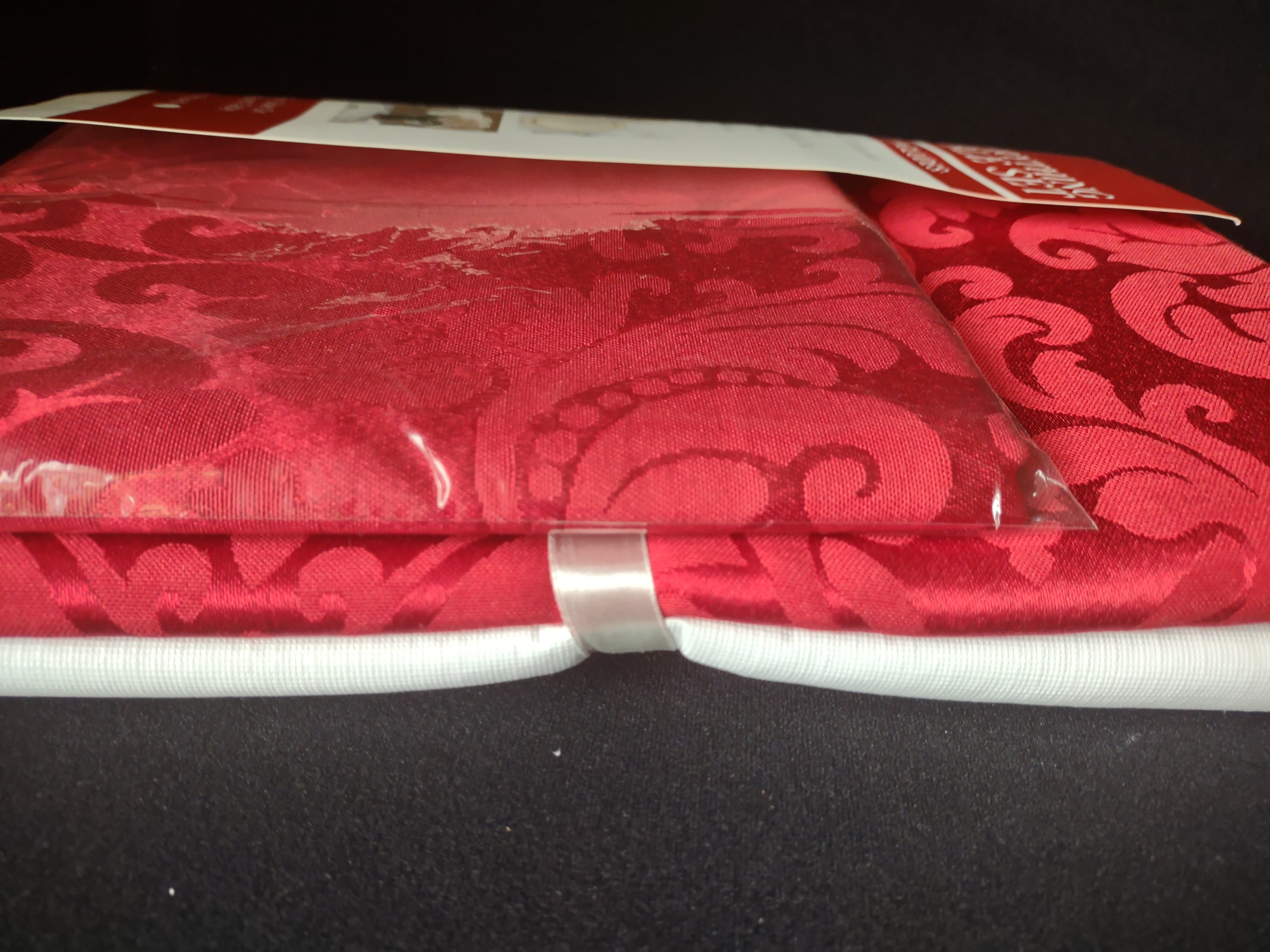 Red Table Round 70" Tablecloth Vinyl Table Pad 6 Coordinating Napkins lot 1744