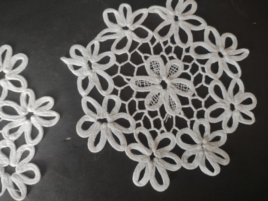 Set of 10 Snowflake Doilies 6" White (lot 1755)