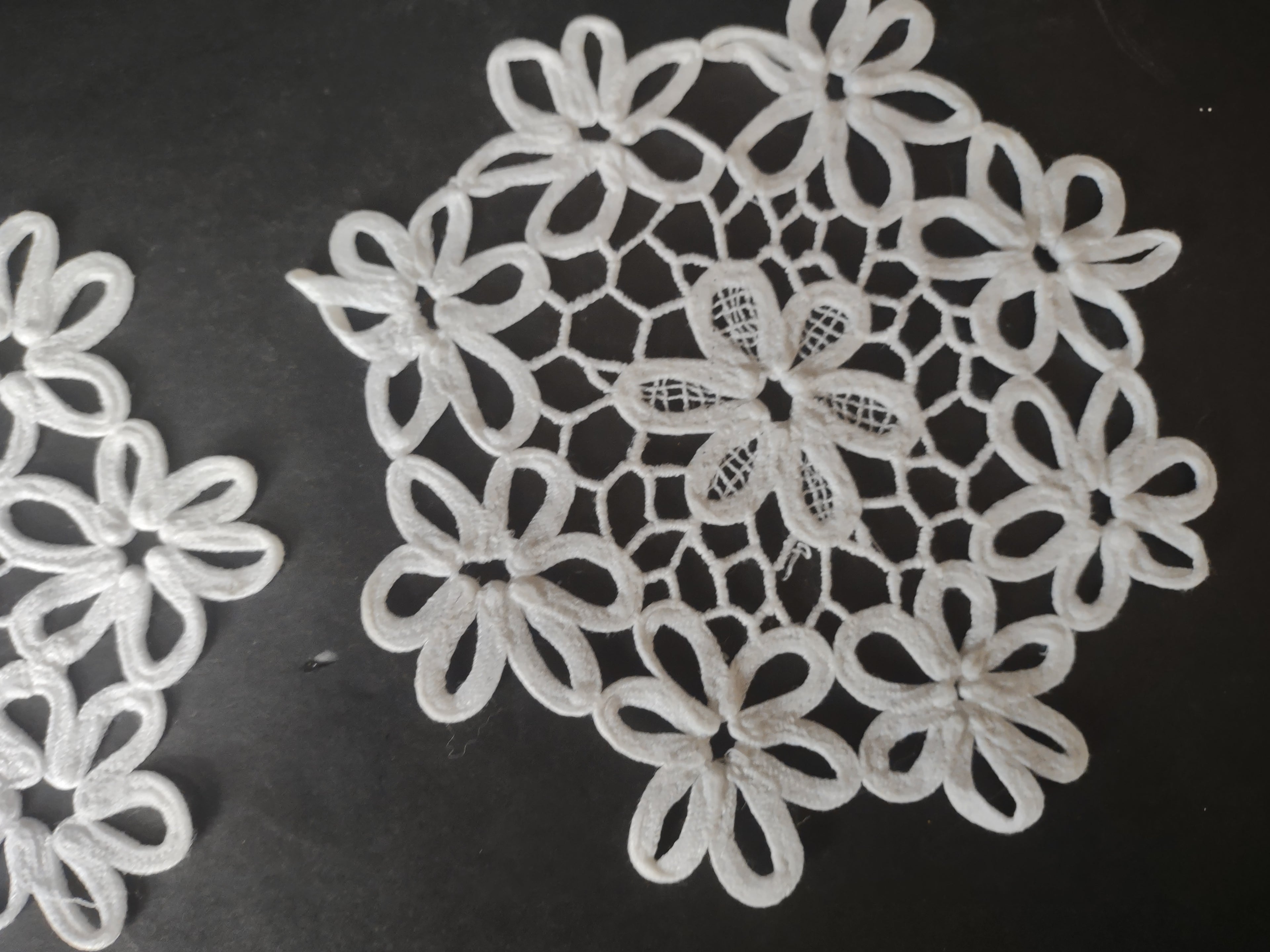 Set of 10 Snowflake Doilies 6" White (lot 1755)
