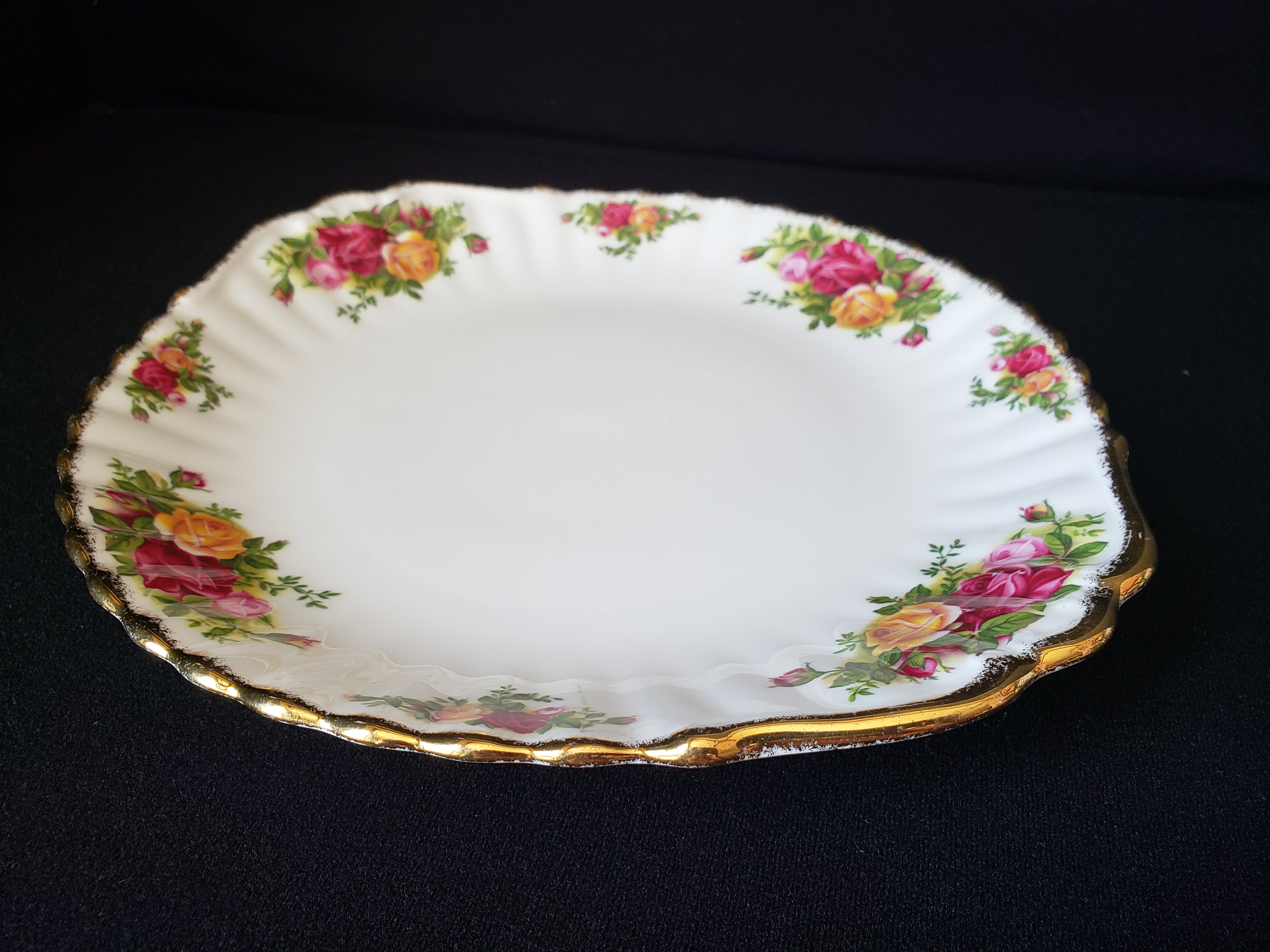 Vintage Royal Albert Cake Plate Old country Roses Gold Trim (lot 2043)