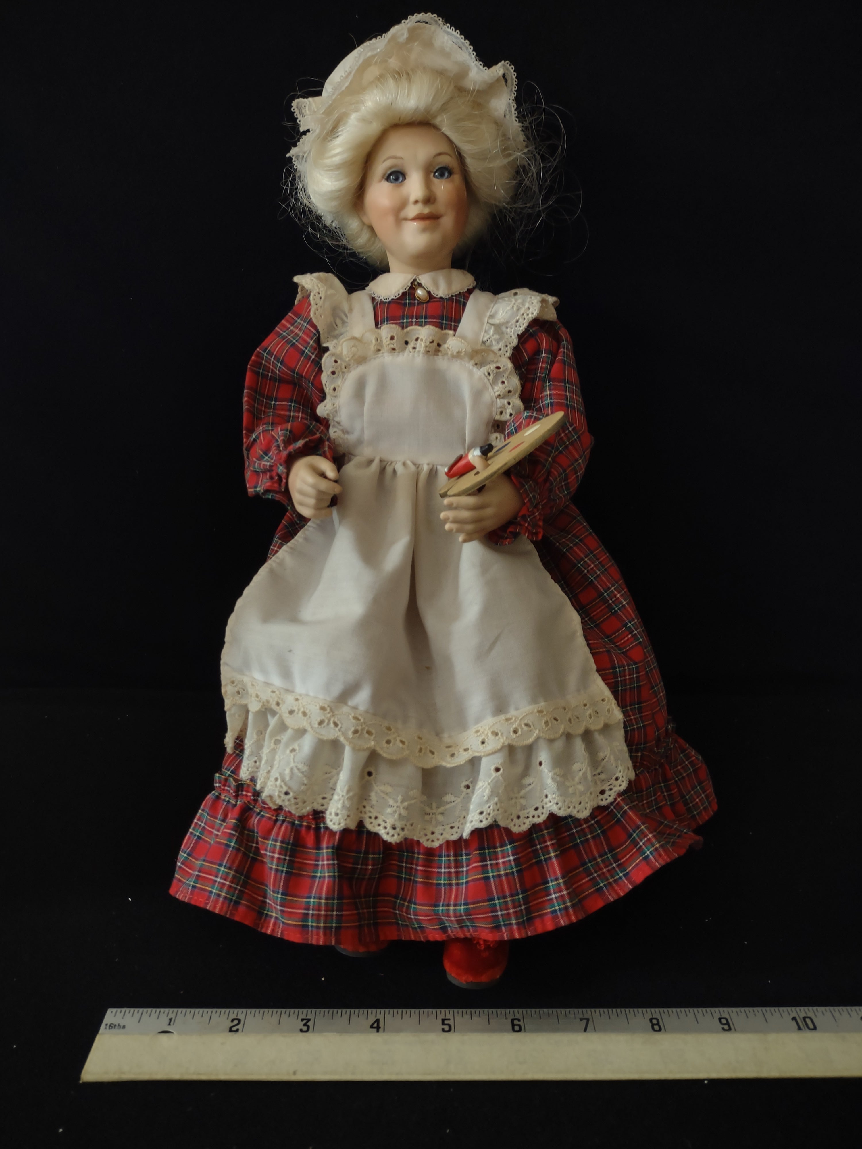 Christmas Danbury Mint Sitting Porcelain Mrs Claus Stool Basket Pallet (Lot 3753