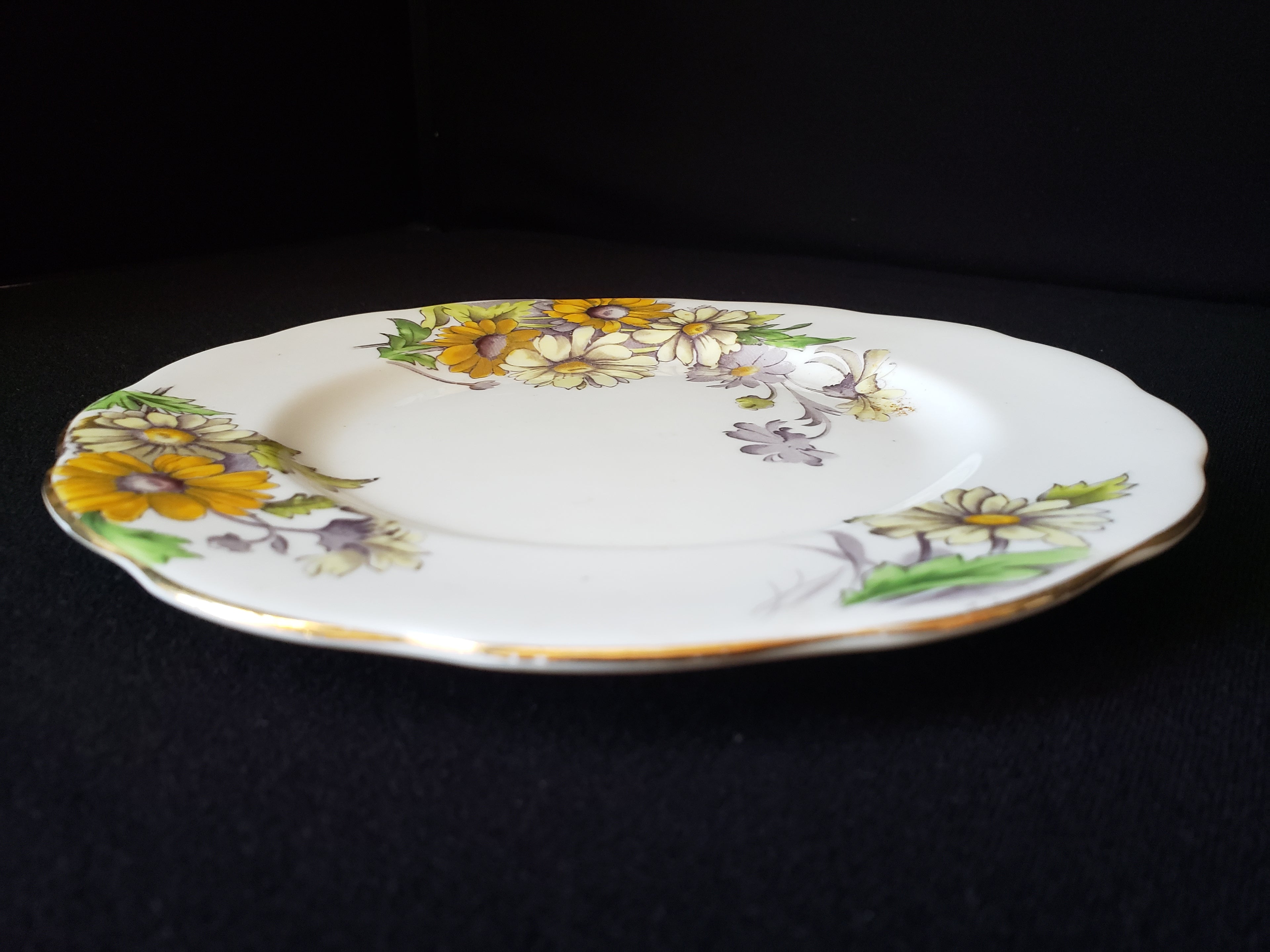 Vintage Royal Albert Daisy Dessert or Salad 8" Plate Flower of the Month (lot 2041)