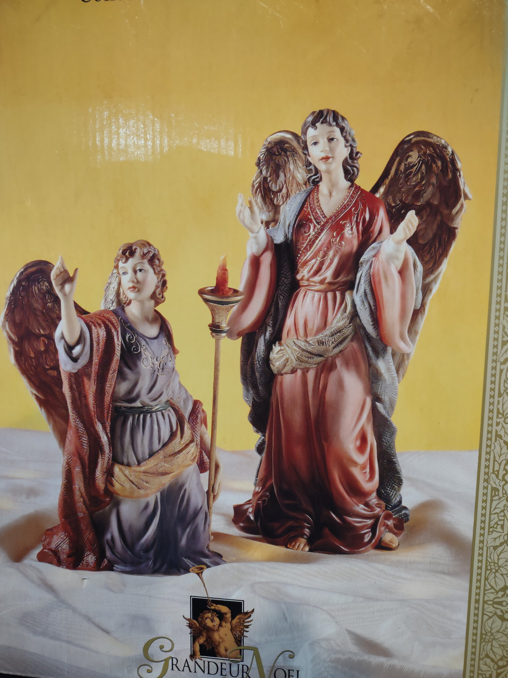 Christmas Collectible Porcelain Nativity Set of 2 Angels (lot 1328)