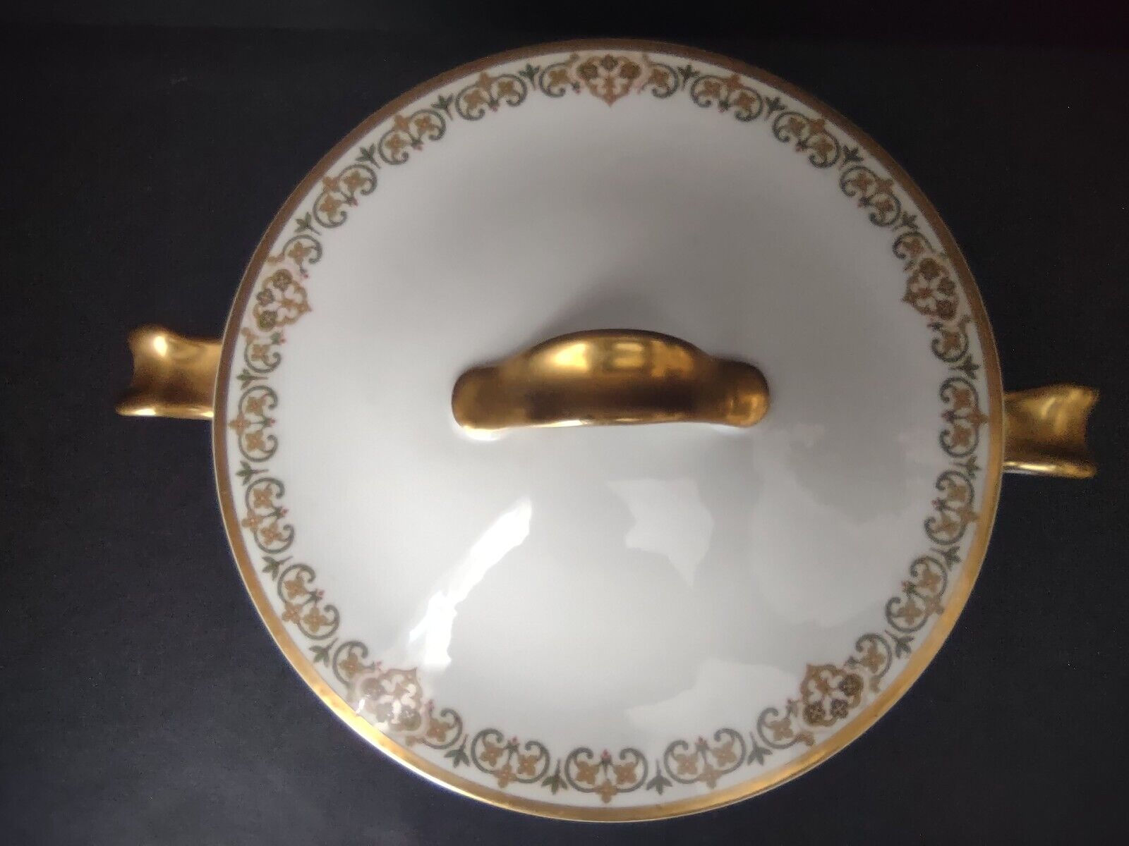 Haviland Limoges Round Soup Tureen Four Leaf Flower Green Red (lot 527)