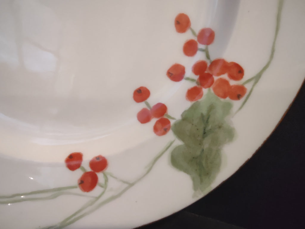 Haviland France Limoges Luncheon Plate Cranberries Christmas (lot 1008)