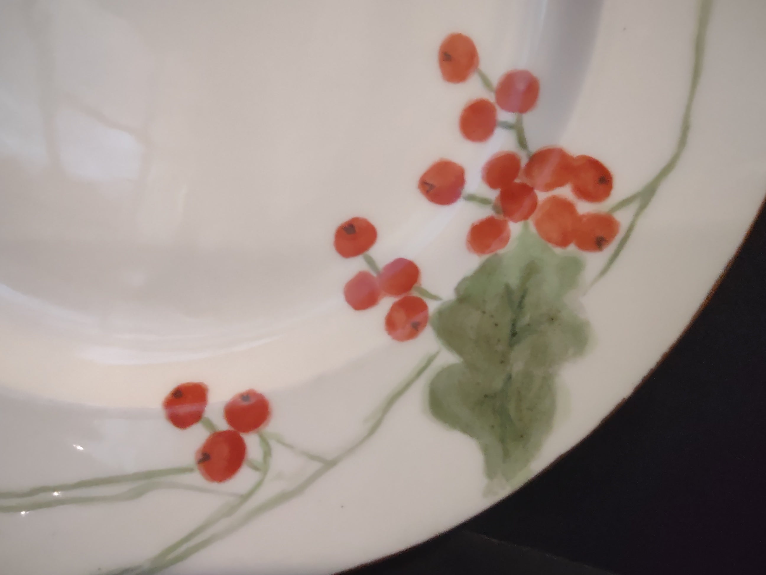 Haviland France Limoges Luncheon Plate Cranberries Christmas (lot 1008)