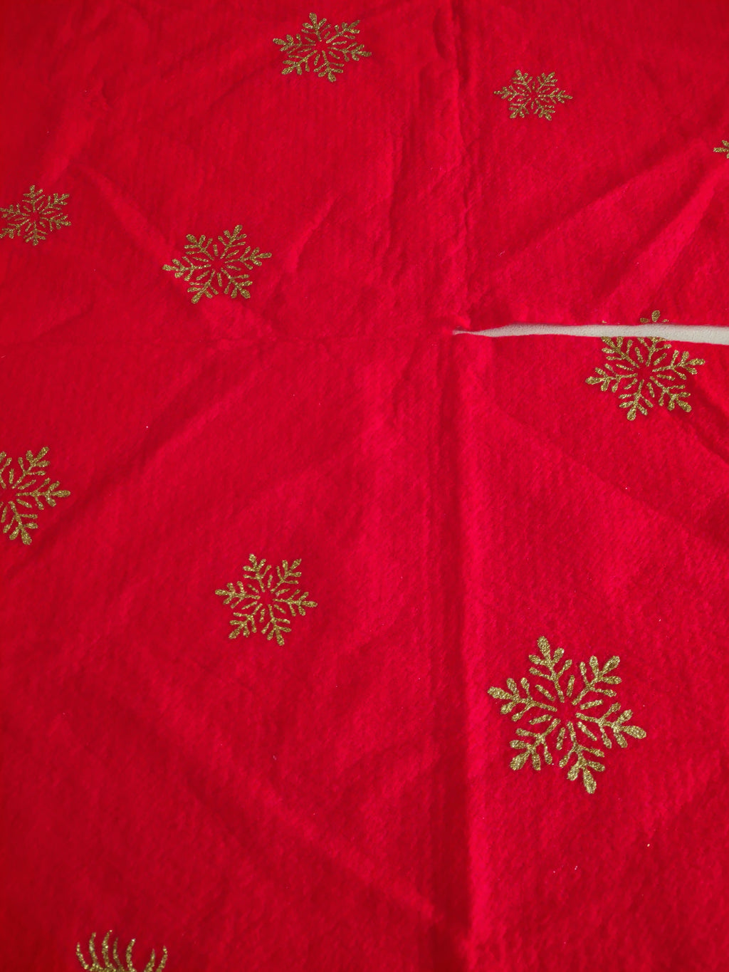 Christmas Tree Skirt Red Gold Reindeer Snowflake (lot 1330)