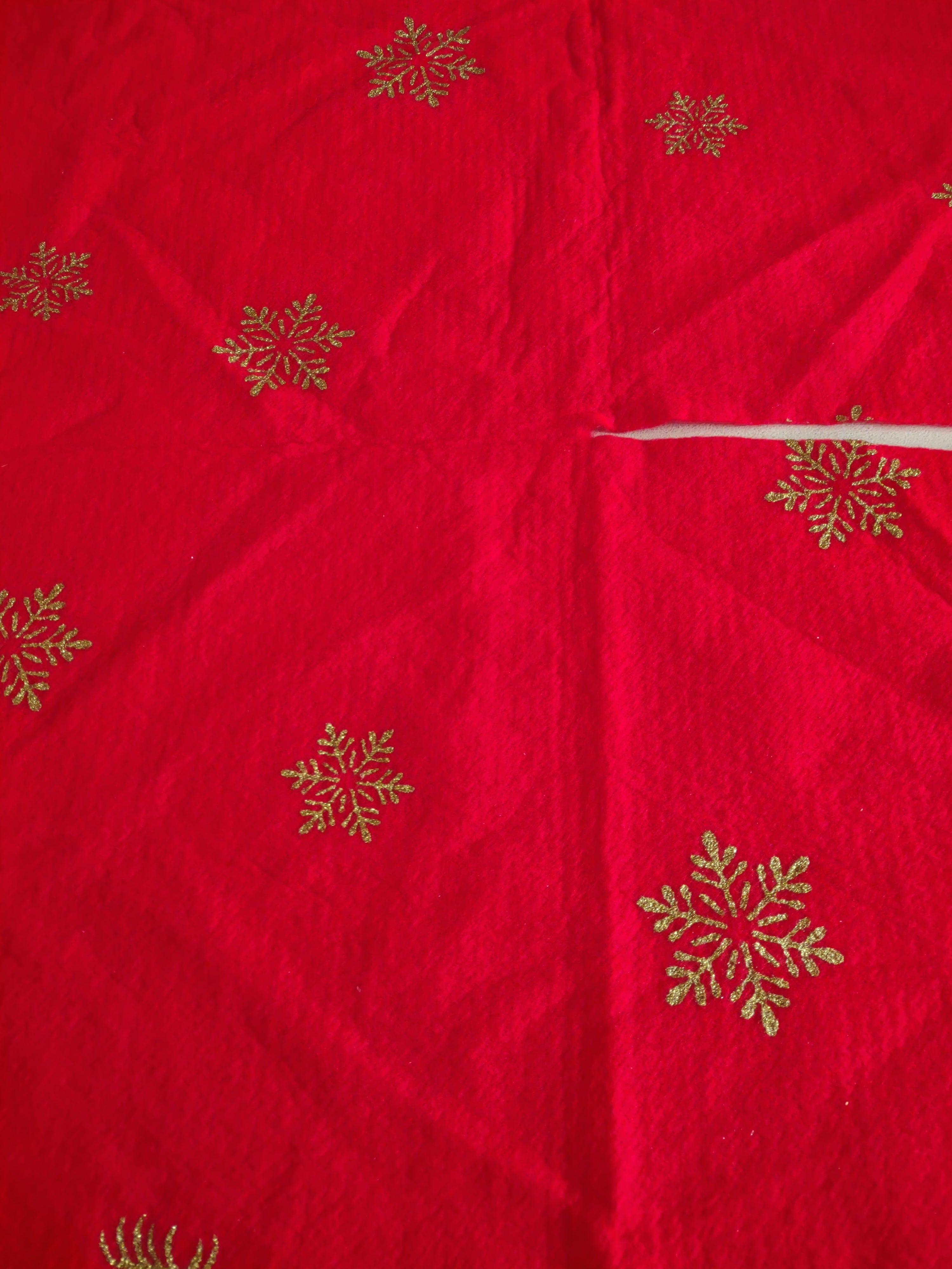 Christmas Tree Skirt Red Gold Reindeer Snowflake (lot 1330)