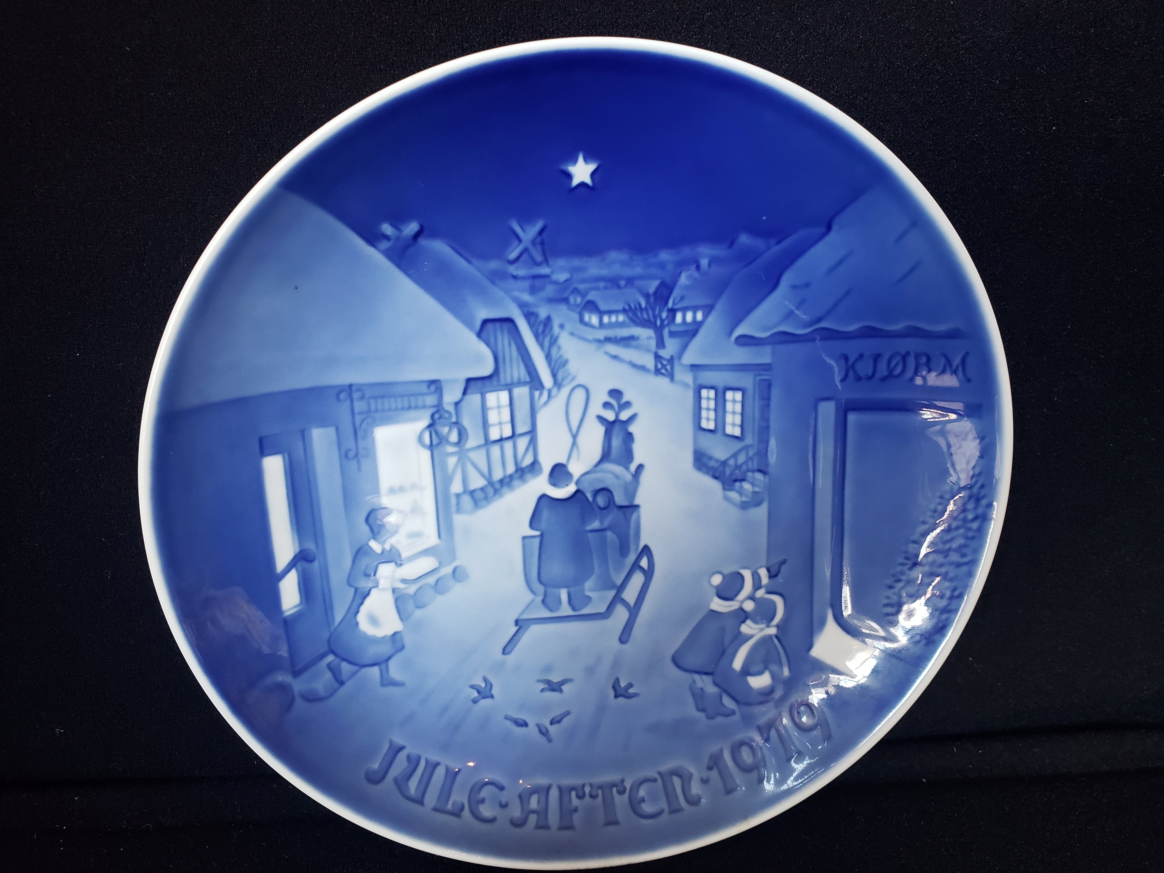 B & G Copenhagen Porcelain Wall Plate White Christmas (lot 2195)