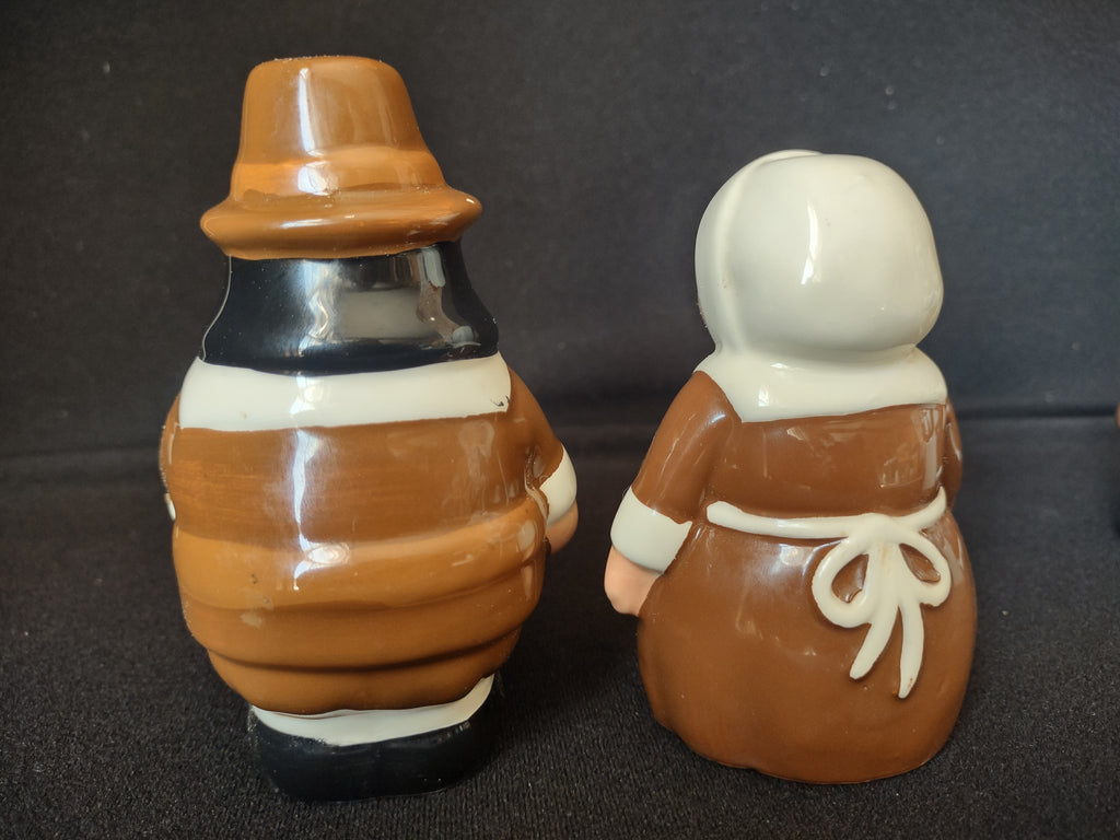 The Pilgrim Pair Thanksgiving Set Salt Pepper Shaker Napkin Holder (lot 2236)